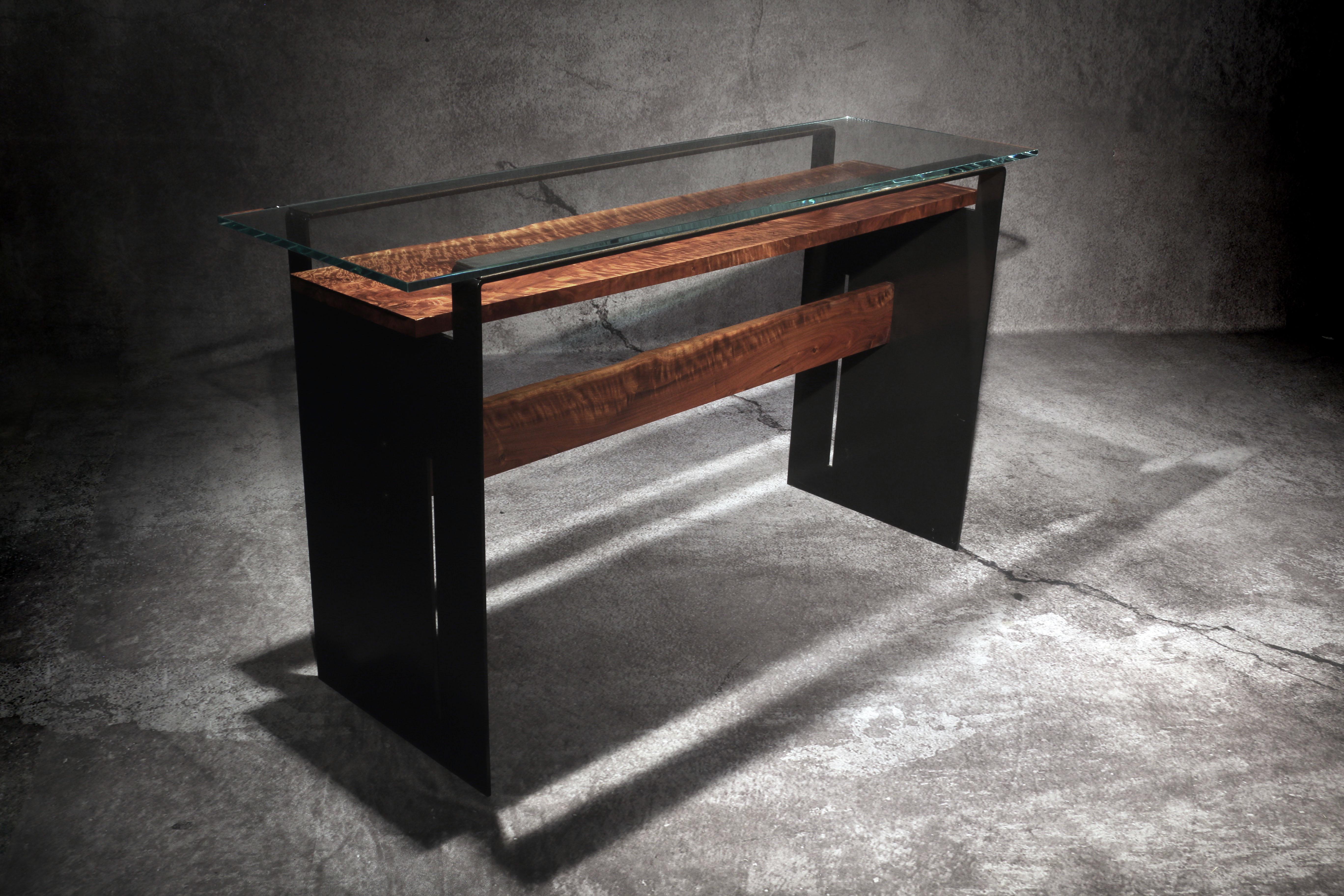 La table Tiger est conçue, dessinée et créée par l'artiste et architecte primé Michael Olshefski de Primal Modern. Il s'inspire à la fois de la complexité et de la simplicité de la nature, et de l'origami japonais. Cette table console moderne est