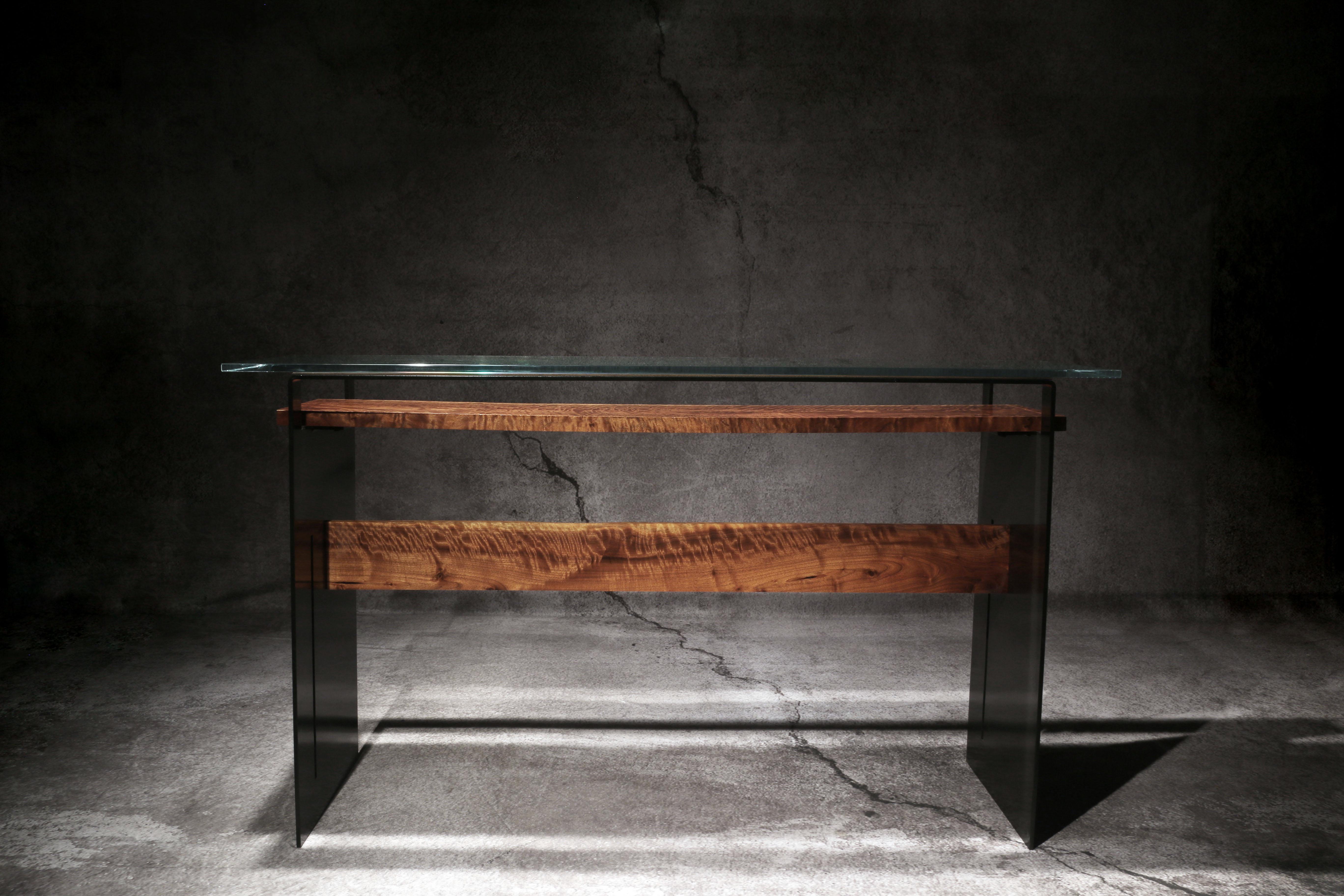Organique Table console moderne avec noyer noir matelassé matelassé, cadre en acier et verre : Tigre en vente