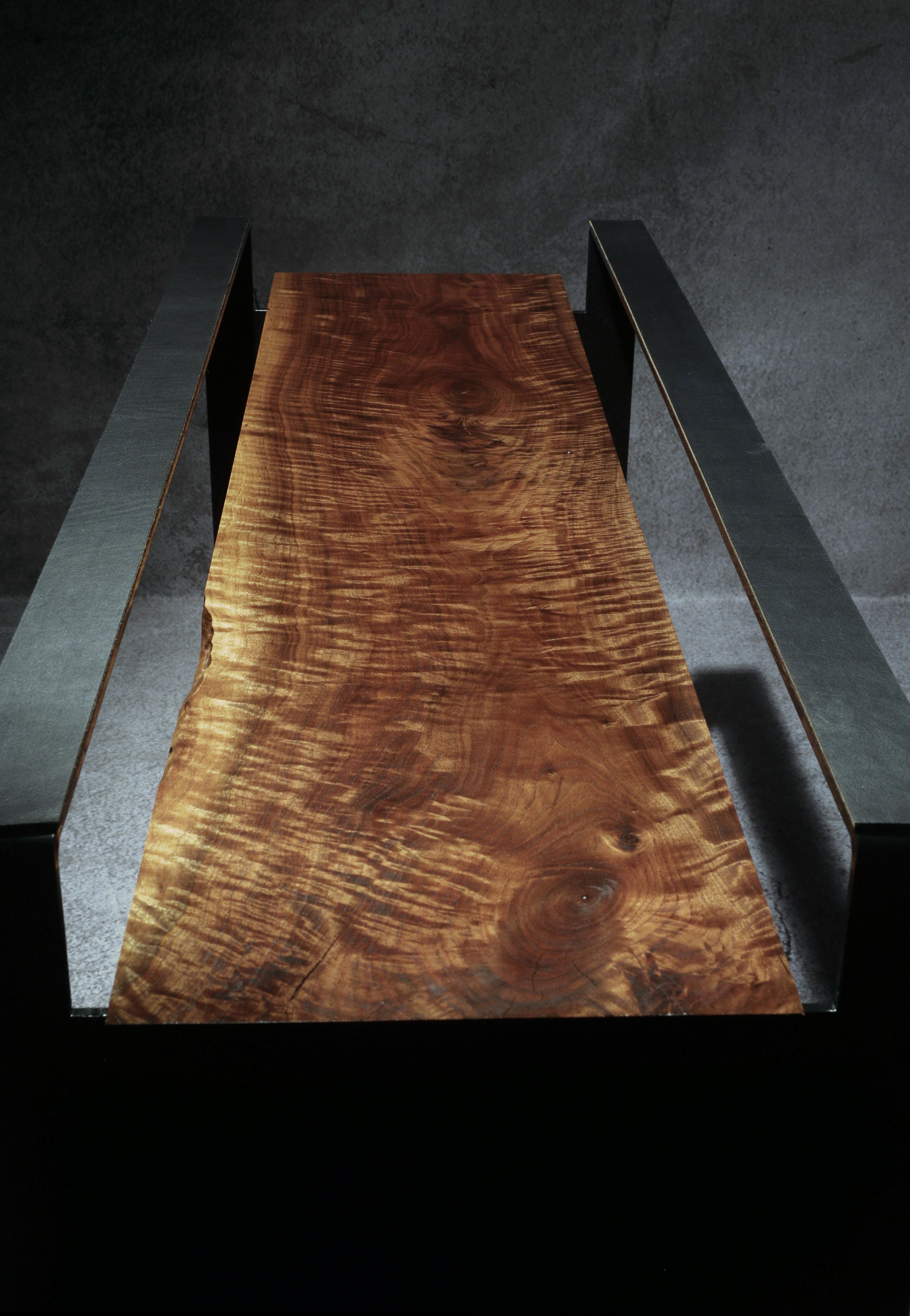 Travail du bois Table console moderne avec noyer noir matelassé matelassé, cadre en acier et verre : Tigre en vente