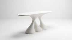 Console moderne à trois pieds sculptés, plâtre/bois sculpté Par José Castro