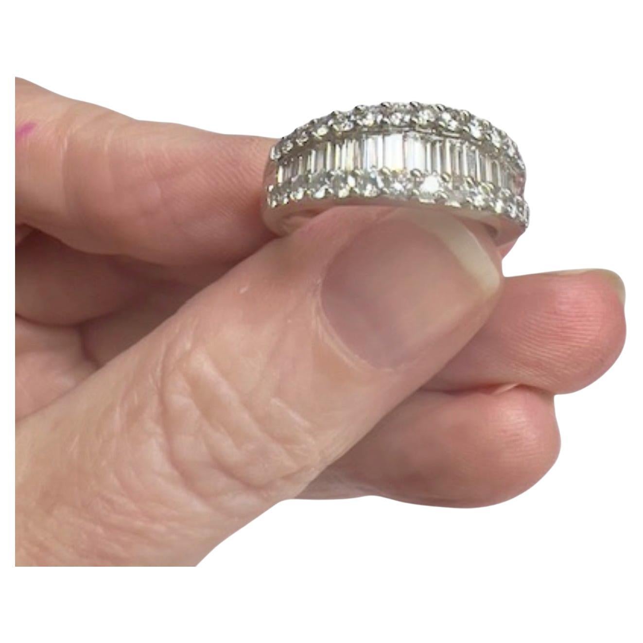 This modern ring from the contemporary 20th century is crafted in 18K white gold and features Diamonds. It has a weight of 5.82 grams and is sized 14/54 with a diameter of 0.7 cm. The gemological description includes:

30 brilliant-cut diamonds,