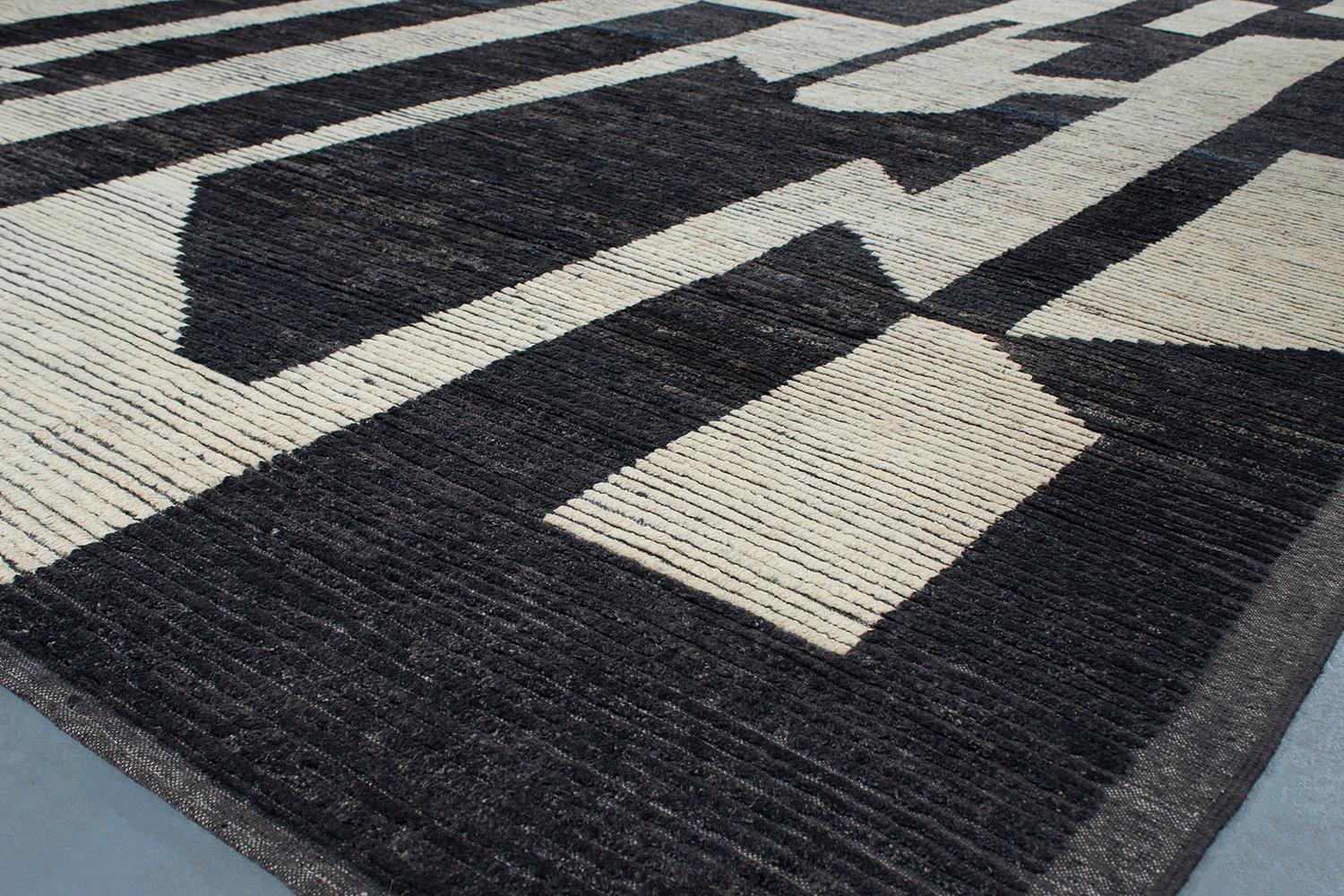 Modern Contemporary Abstract Tribal Oversized Rug In New Condition For Sale In New York, NY