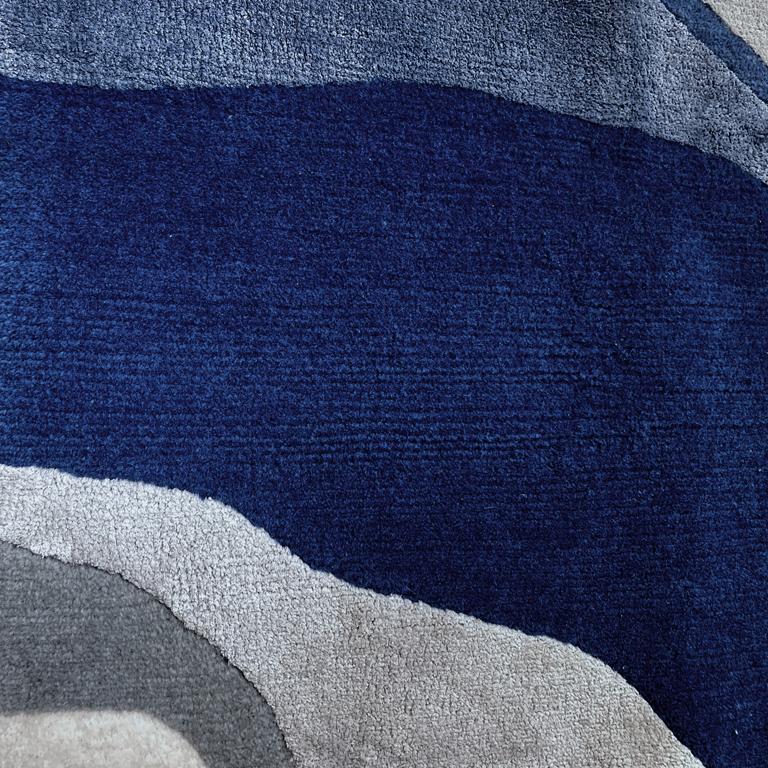 Moderner moderner zeitgenössischer Teppich in Goldblau, handgefertigt aus Seide und Wolle, 