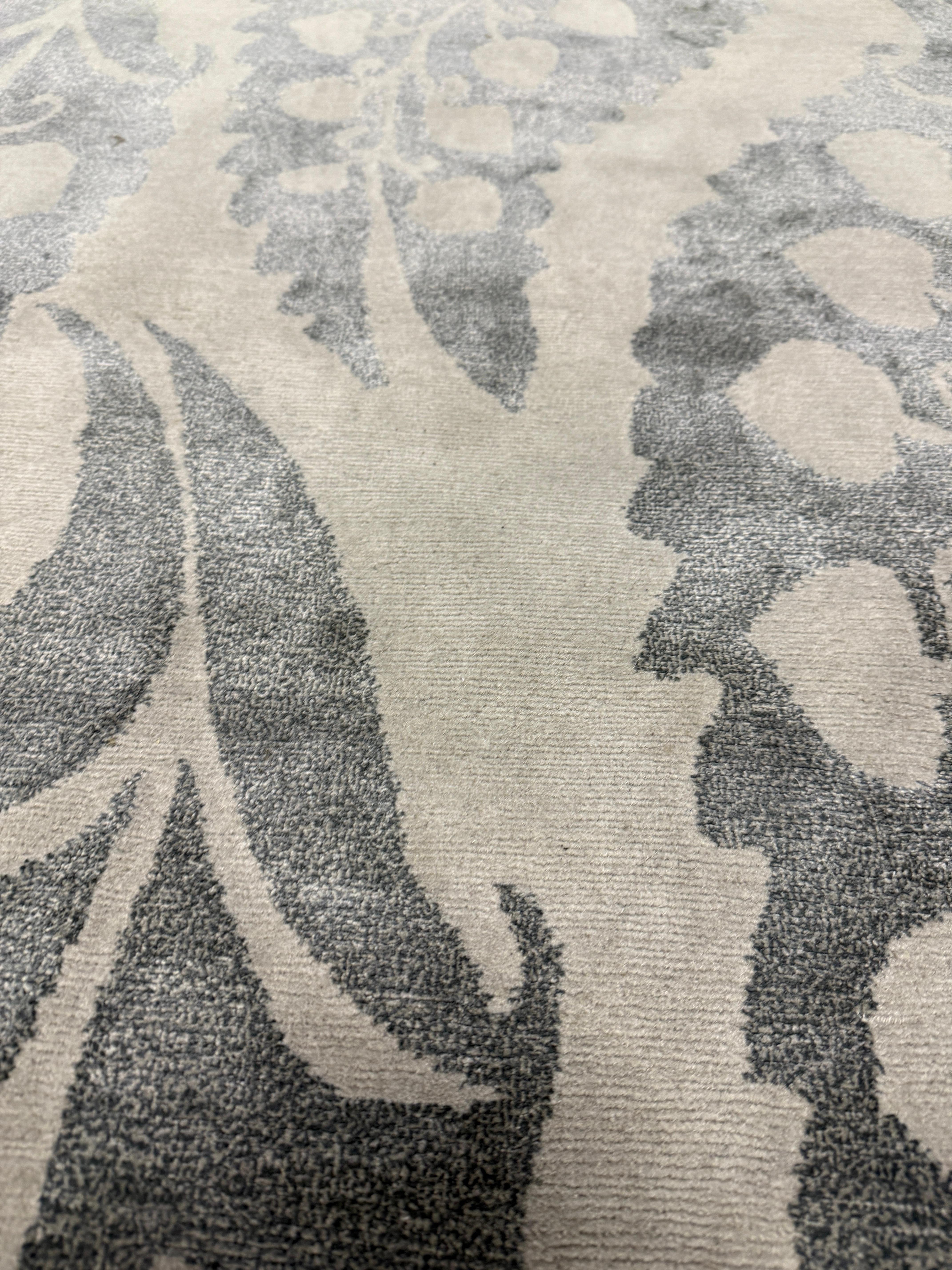 Népalais Tapis de zone Modernity Contemporary Gris Taupe, fait main en soie et laine, 