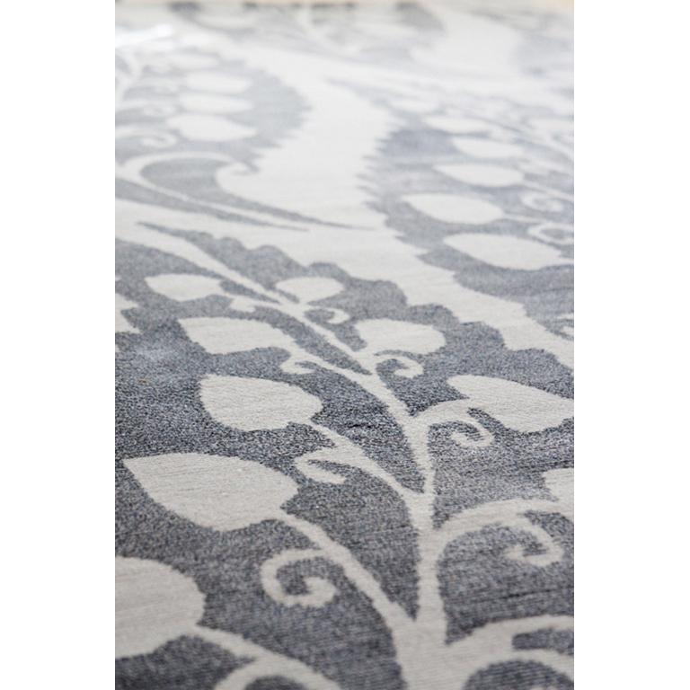 Moderner zeitgenössischer Teppich in Grau und Taupe, handgefertigt aus Seide und Wolle, „Leaflet“ (Handgeknüpft) im Angebot