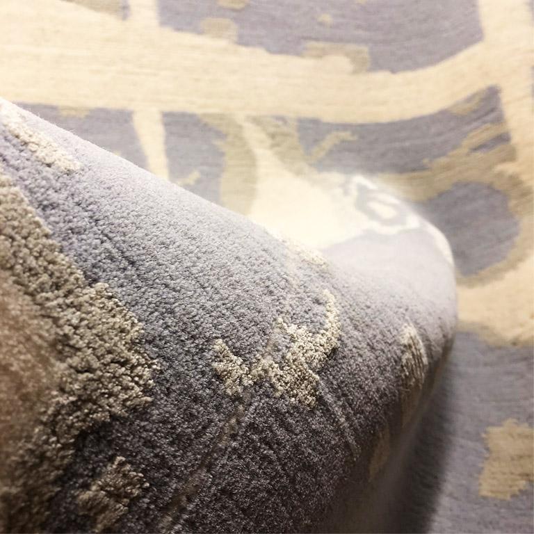 Moderner zeitgenössischer Teppich in Blau-Grau:: handgefertigt aus Seide und Wolle:: 