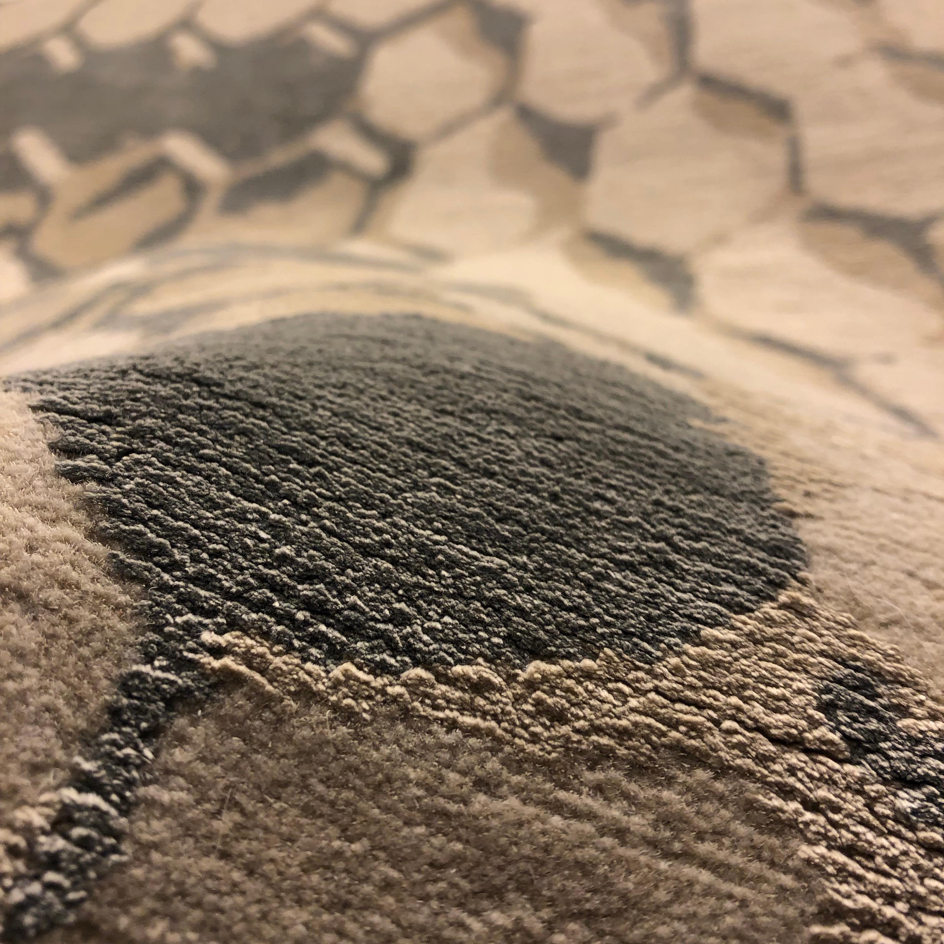 Moderne Tapis Modern Contemporary en gris taupe, fait à la main en soie et laine, 