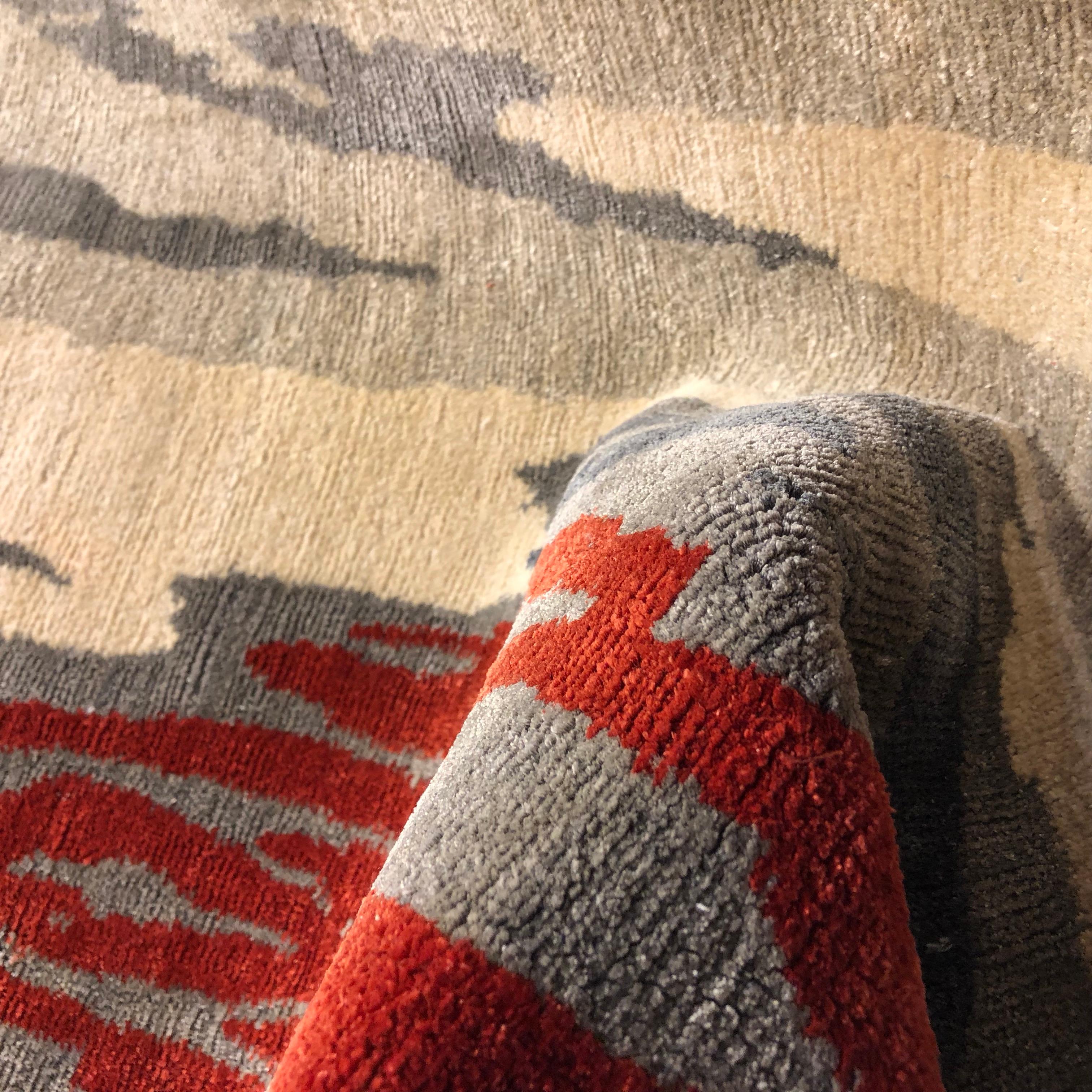 Nepalese Tappeto moderno contemporaneo in rosso e grigio, realizzato a mano in seta e lana, 