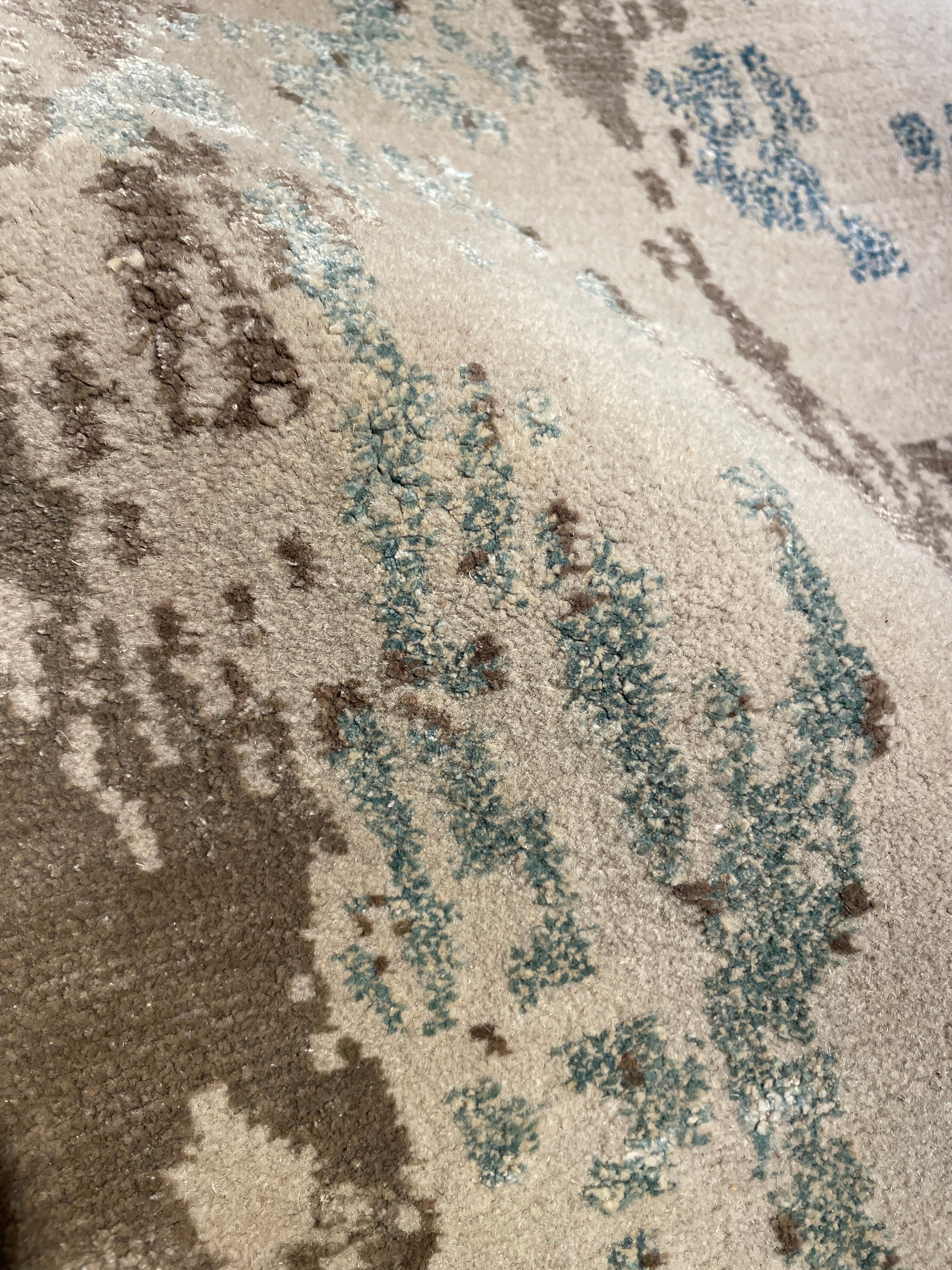Annodato a mano Tappeto moderno e contemporaneo in argento, realizzato a mano in seta e lana, 