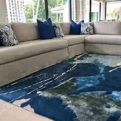 Tappeto contemporaneo astratto di colore blu, realizzato a mano in lana seta e pashmina, "Crush".