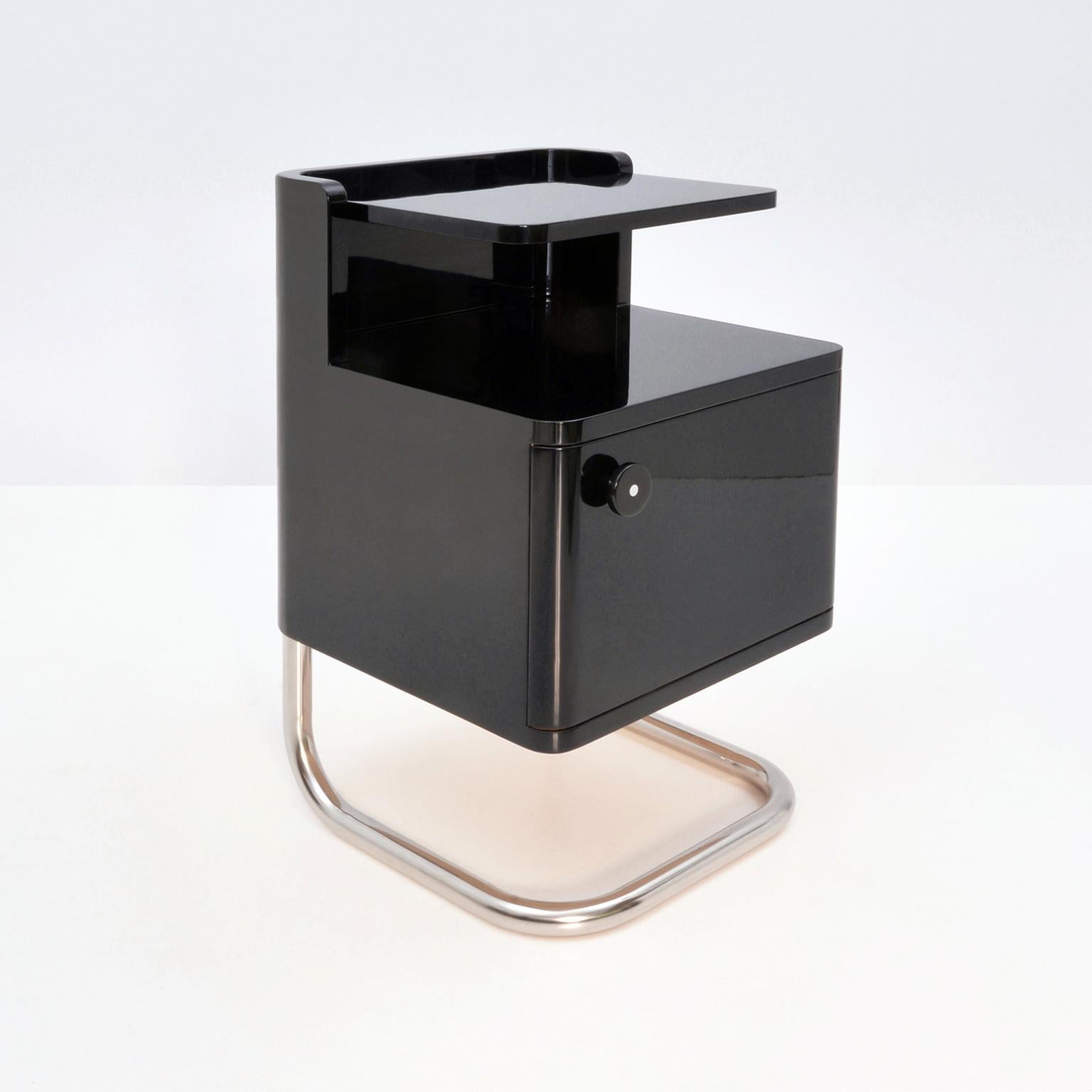 Mesilla de noche moderna contemporánea personalizable, hecha a mano en madera, fabricada por GMD Berlin, Alemania, 2019.

Plazo de entrega: 6-7 semanas.