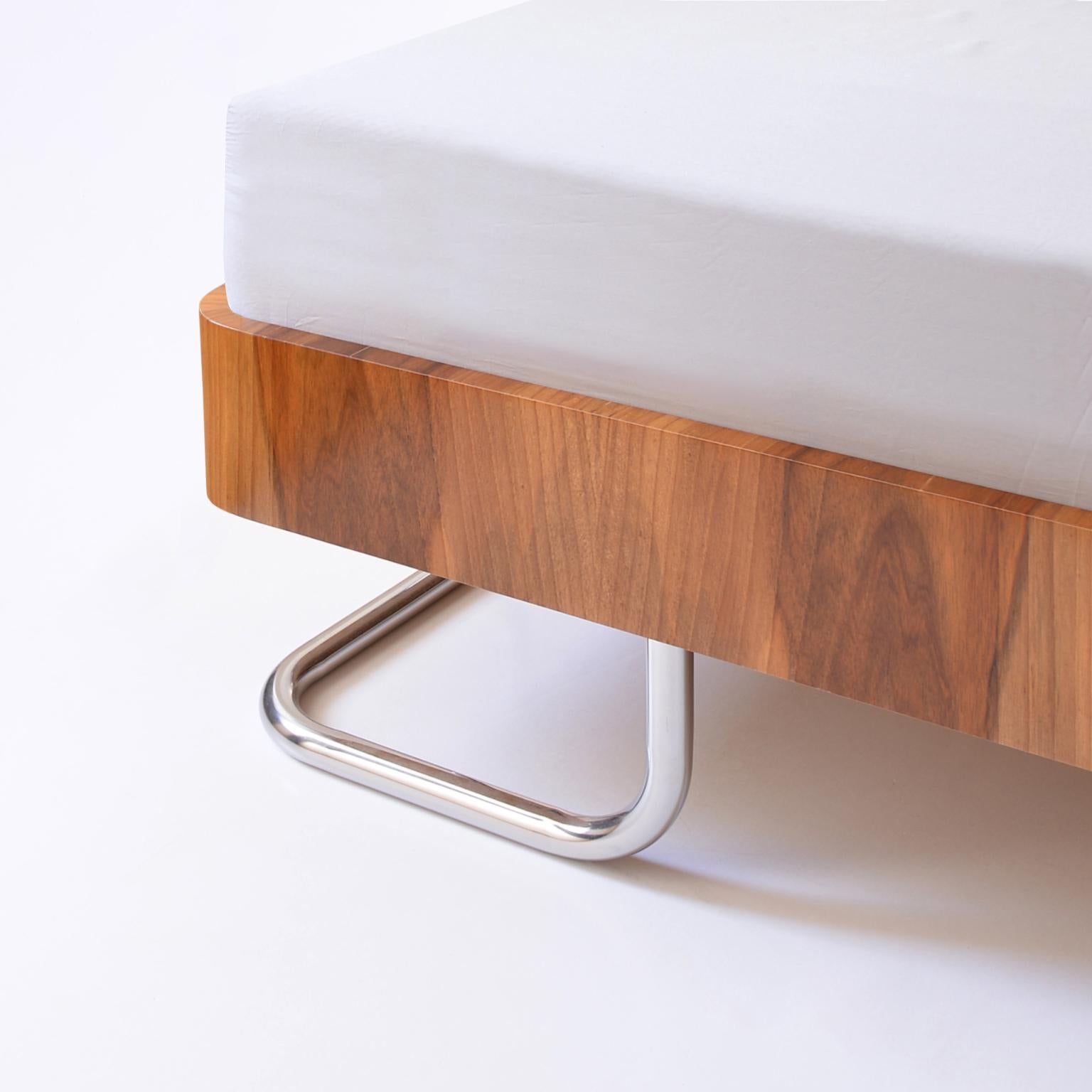 Modernes zeitgenössisches anpassbares Doppelbett aus handgefertigtem Holz, Deutschland, 2018 im Angebot 4