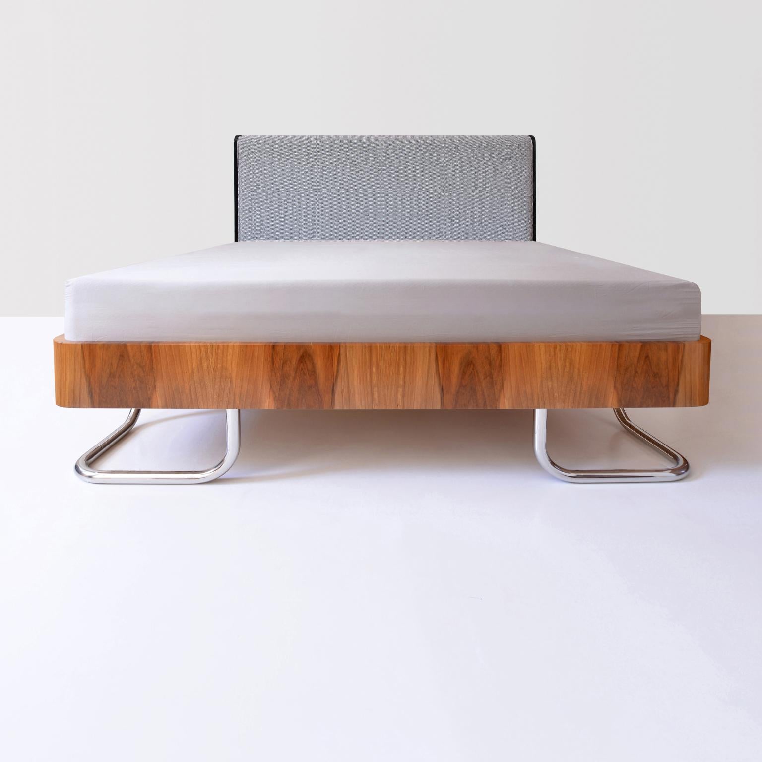 Modernes zeitgenössisches anpassbares Doppelbett aus handgefertigtem Holz, Deutschland, 2018 (Stahl) im Angebot