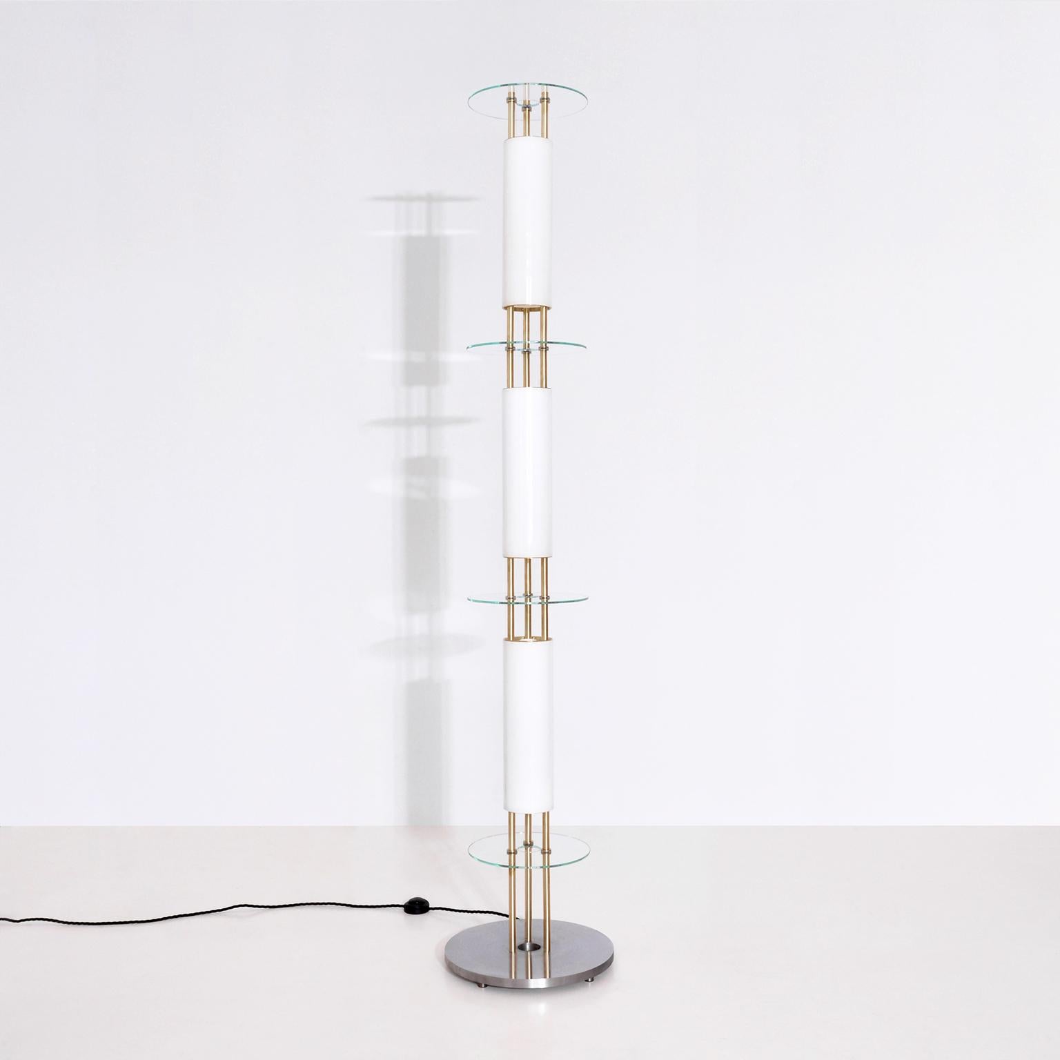 Moderne zeitgenössische anpassbare skulpturale Stehlampe mit Opalglas-Zylindern im Zustand „Neu“ im Angebot in Berlin, DE