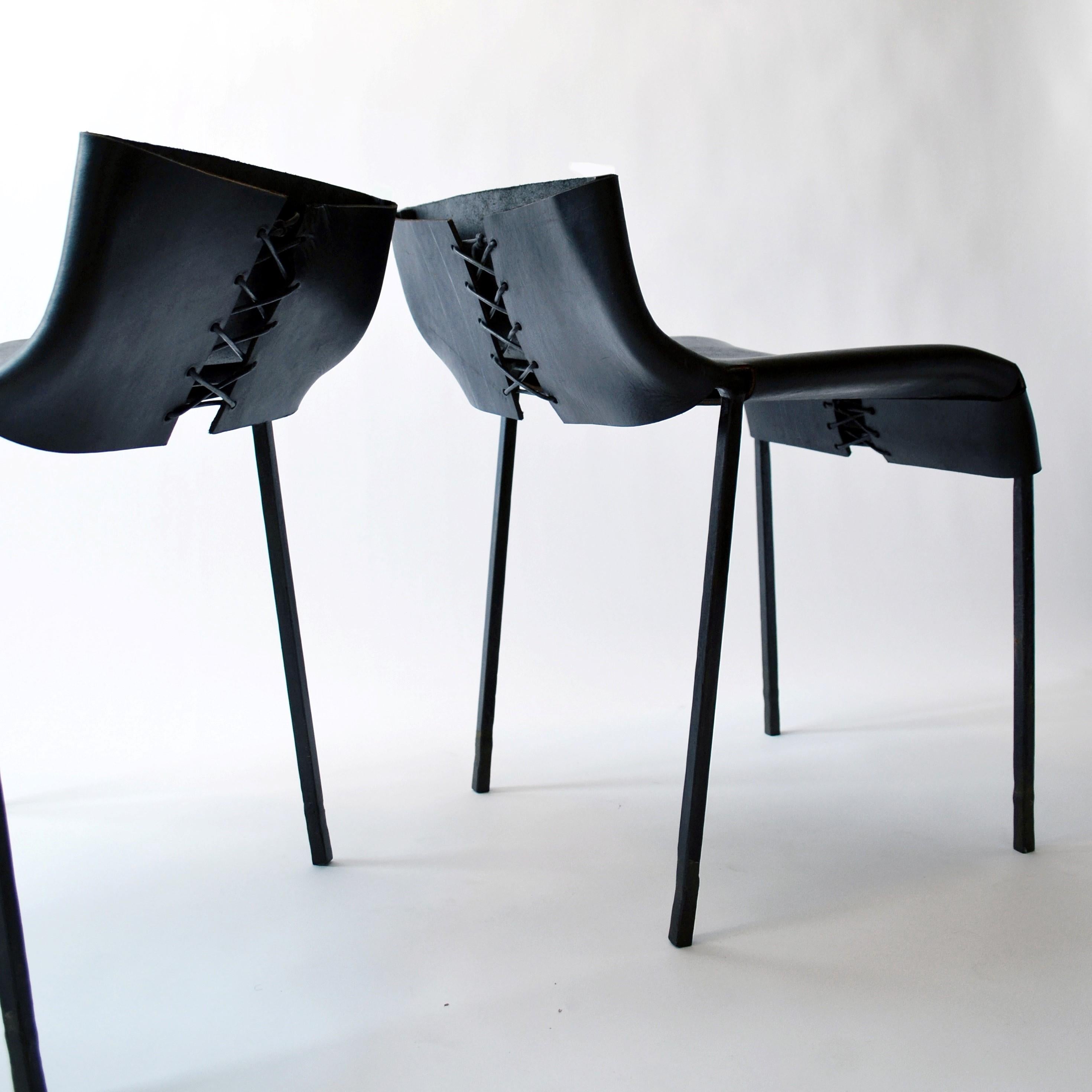 Moderne Chaise d’appoint moderne fabriquée à la main en acier noirci et cuir<unk> en vente