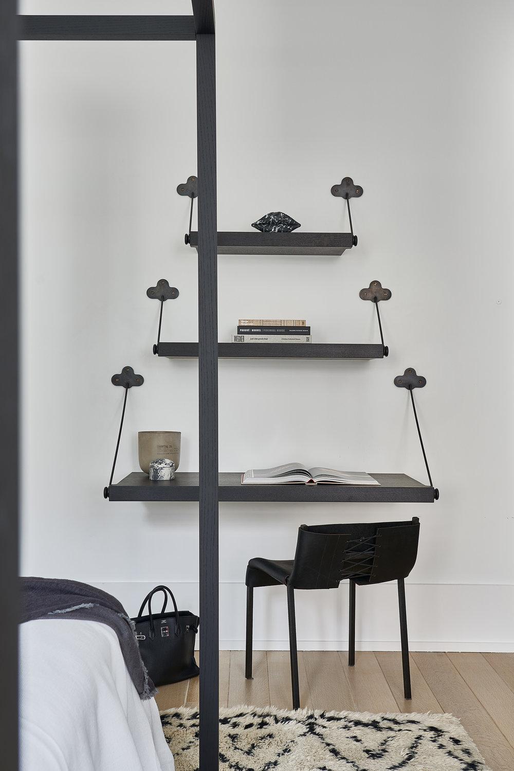 Noirci Chaise d’appoint moderne fabriquée à la main en acier noirci et cuir<unk> en vente