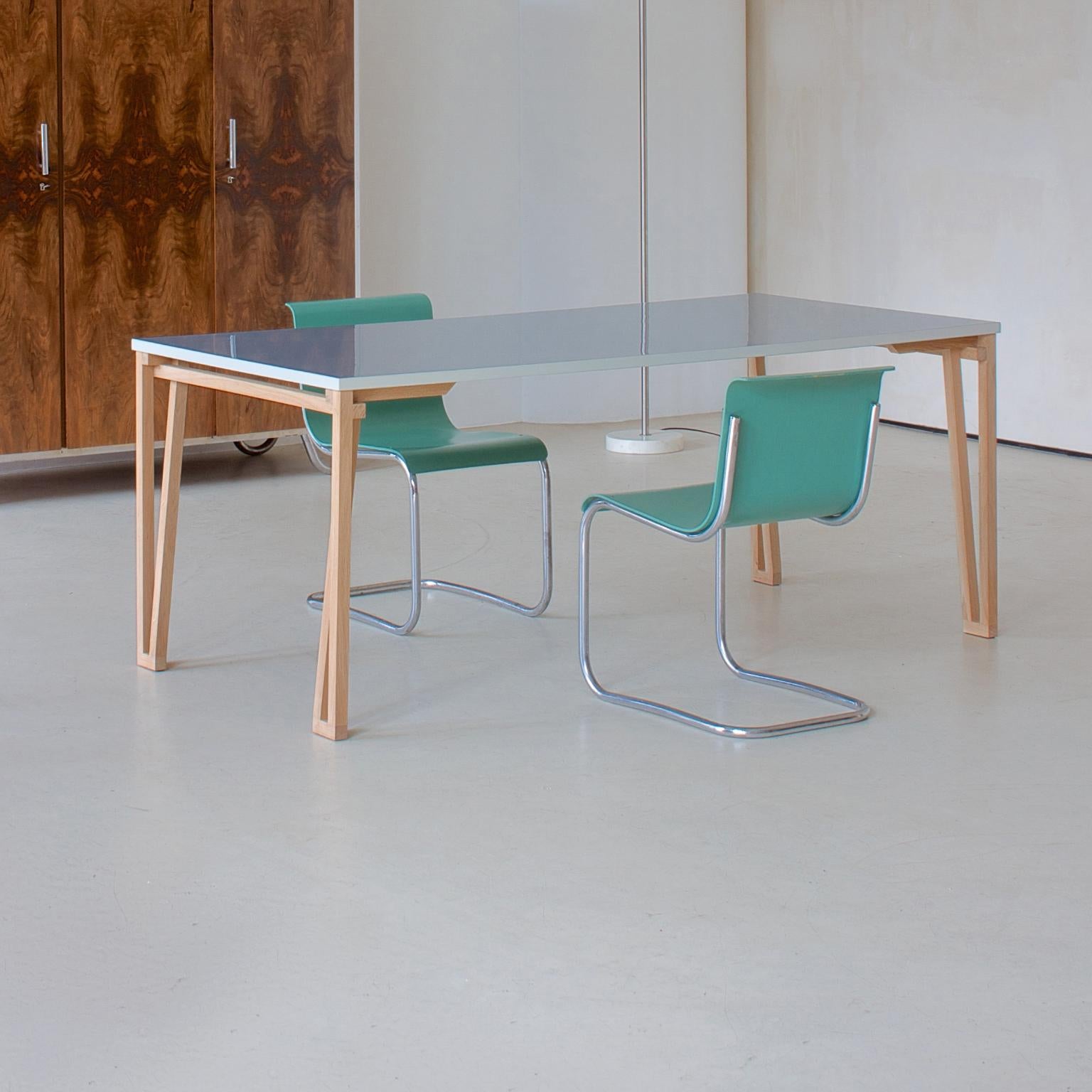 Minimaliste Table moderne et contemporaine en bois fabriquée à la main, personnalisable, par GMD Berlin, 2014 en vente