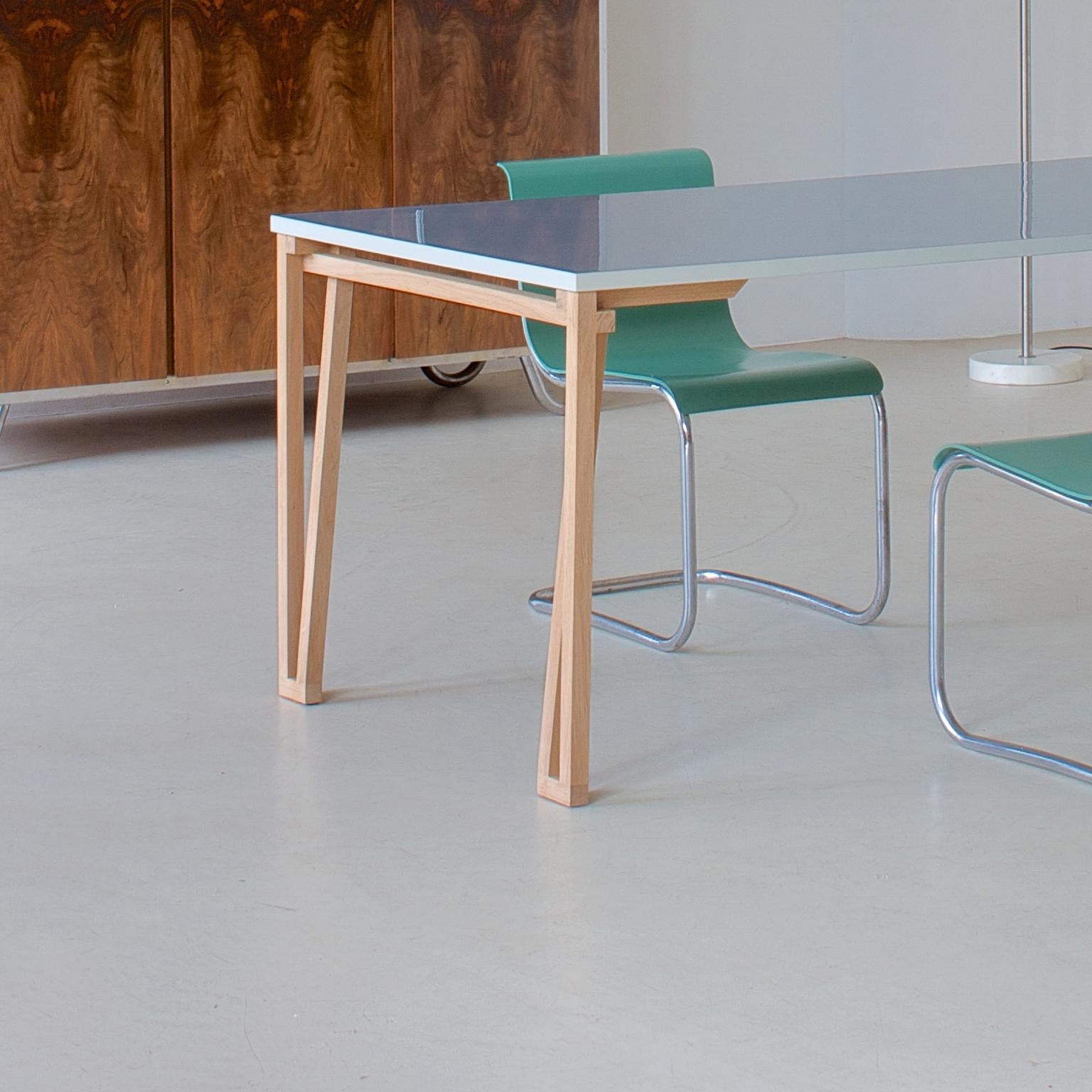 Allemand Table moderne et contemporaine en bois fabriquée à la main, personnalisable, par GMD Berlin, 2014 en vente