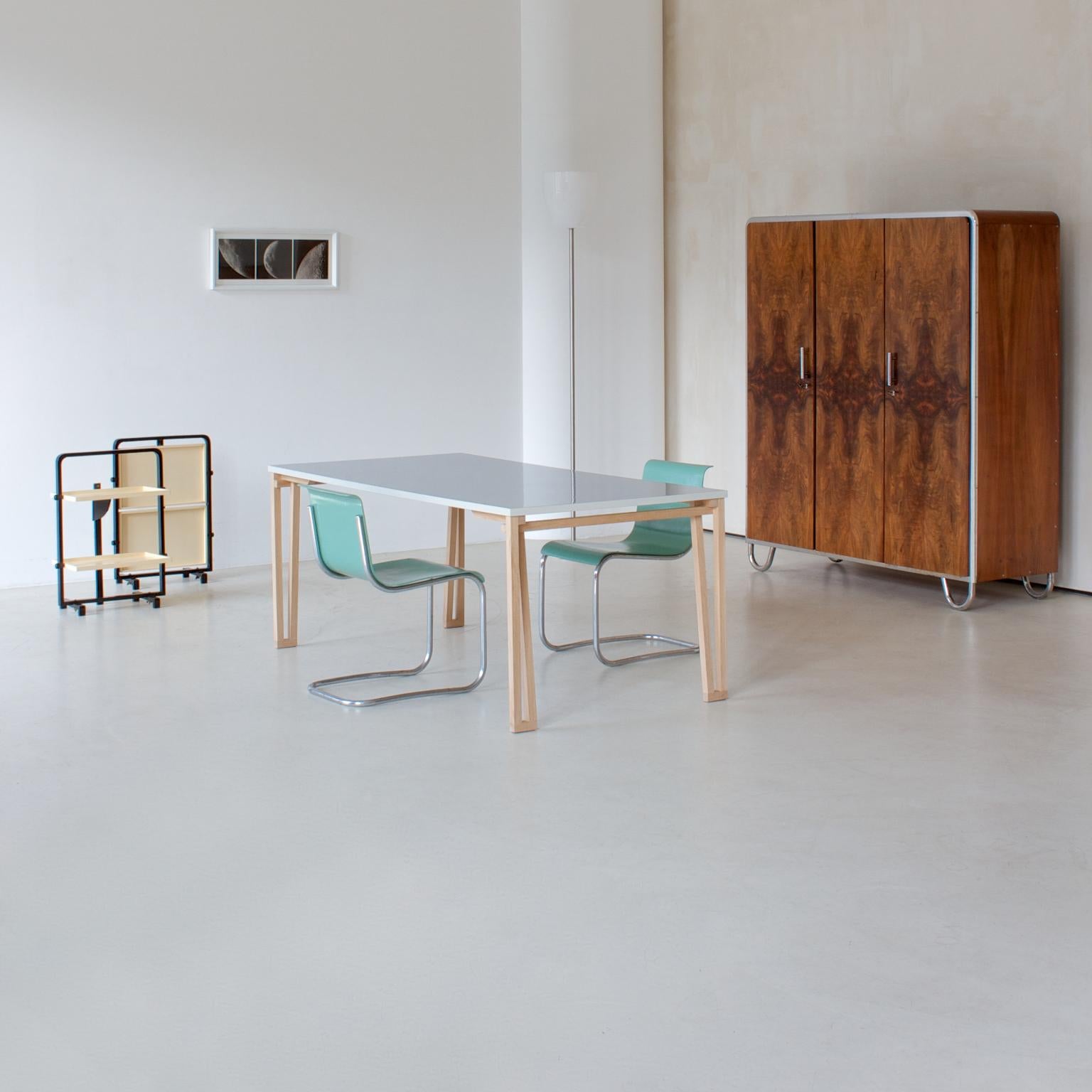 Fait main Table moderne et contemporaine en bois fabriquée à la main, personnalisable, par GMD Berlin, 2014 en vente