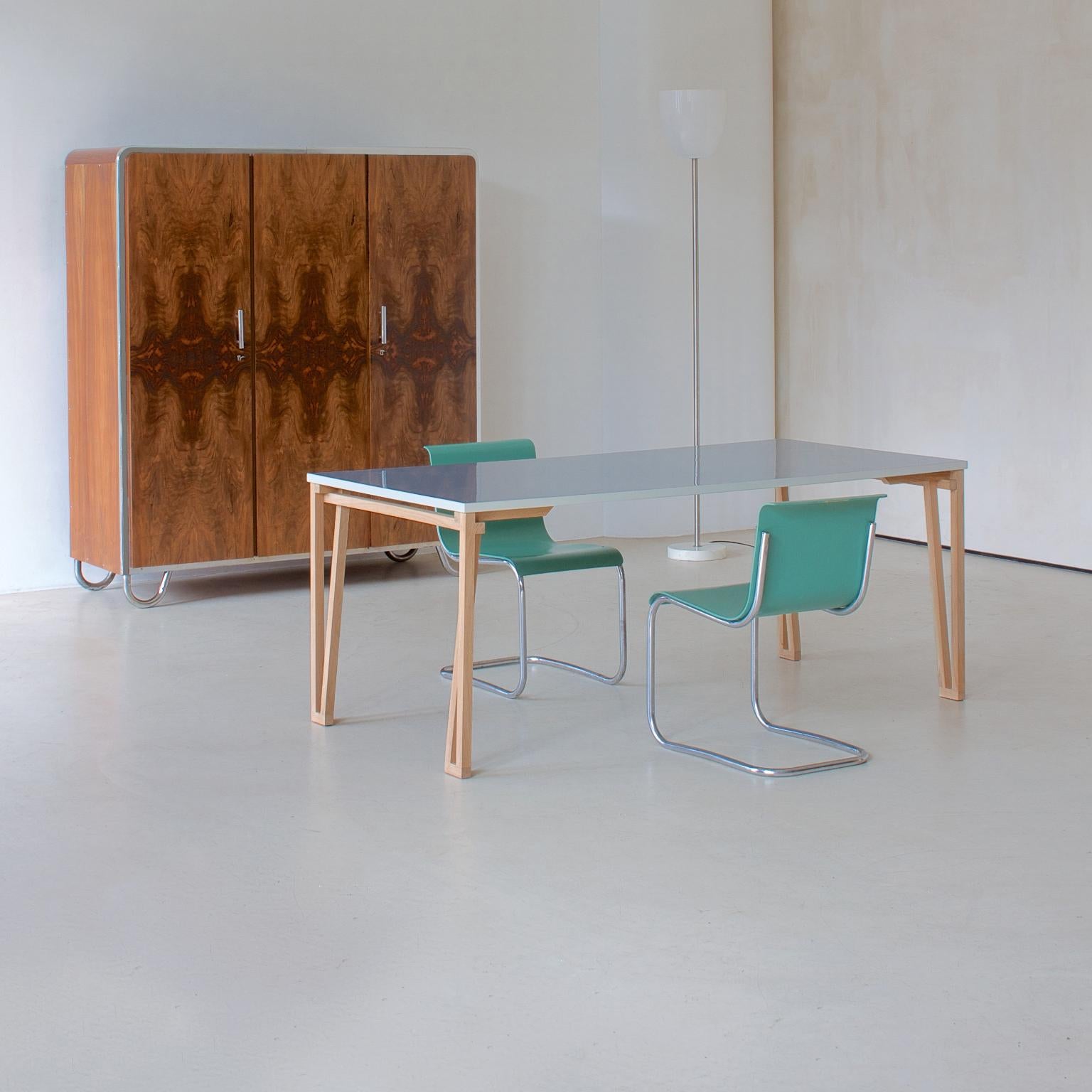 XXIe siècle et contemporain Table moderne et contemporaine en bois fabriquée à la main, personnalisable, par GMD Berlin, 2014 en vente