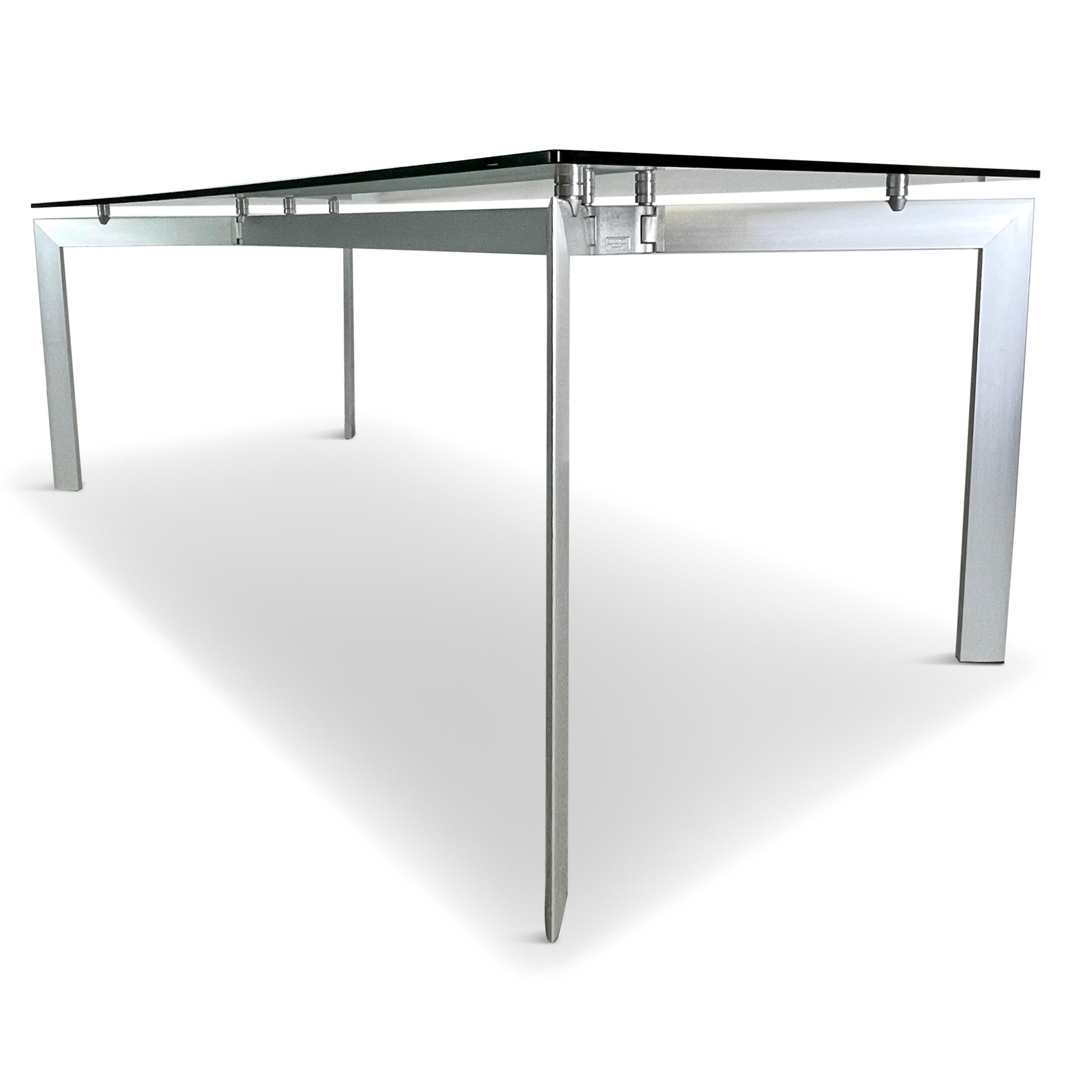 For your consideration a beautiful sculptural dining table designed by Makio Hasuike for Seccose, Italy, circa 1980s. The name is METRA and is built with a super light yet super-strong aluminum frame. Original glass has smart aluminum screw