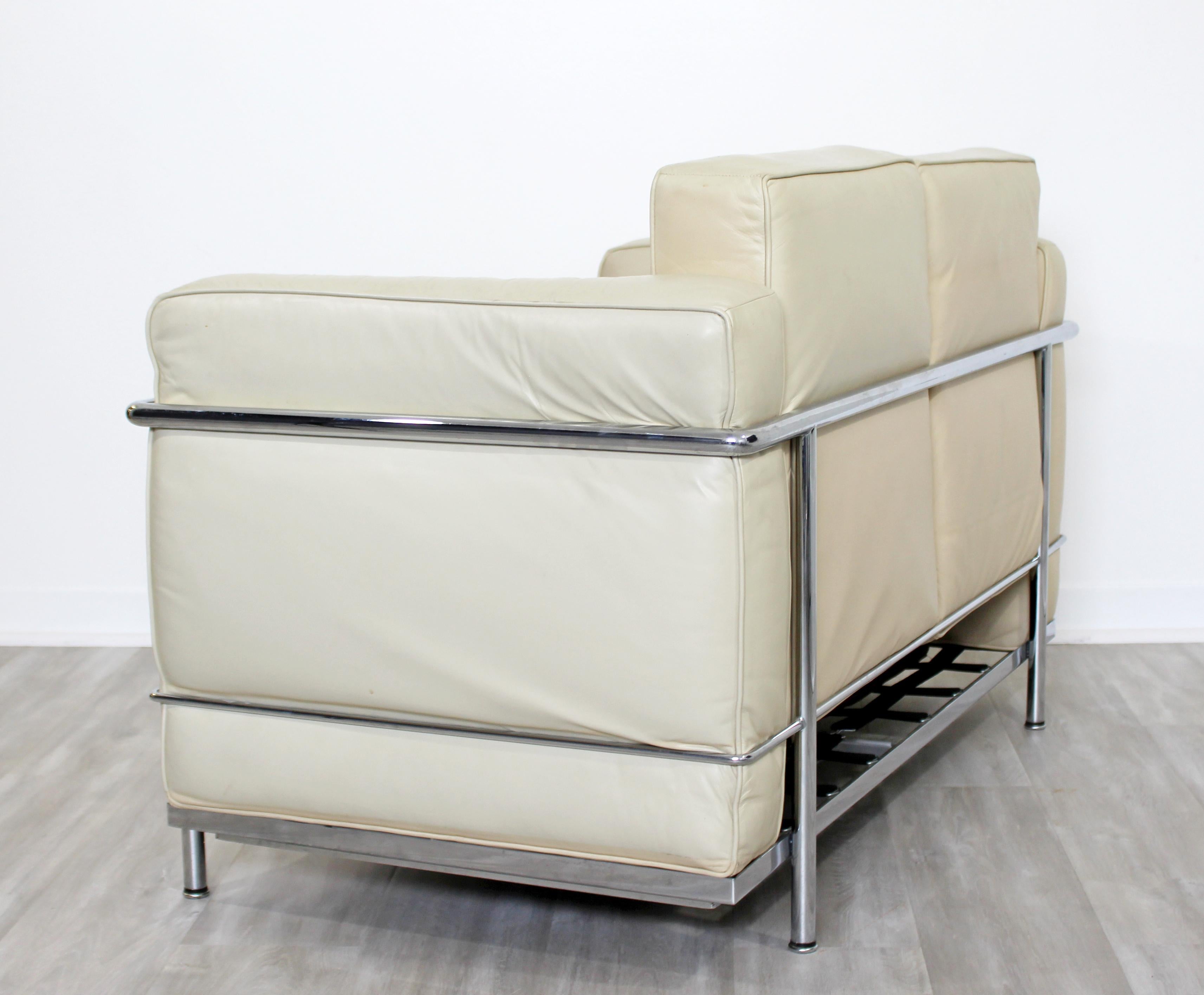 Modern Contemporary Le Corbusier Cream Leather and Chrome Loveseat Sofa Italy In Good Condition In Keego Harbor, MI