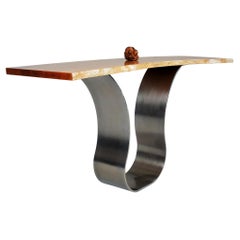 Table console moderne contemporaine à bord vif en dalle et base en acier de Carlo Stenta