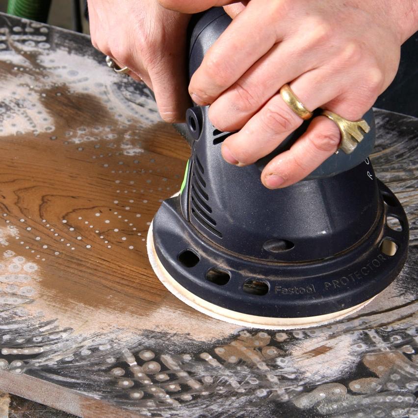 Legno Tavolino da caffè moderno e contemporaneo con intarsio di chiodi n. 34 di Peter Sandback in vendita