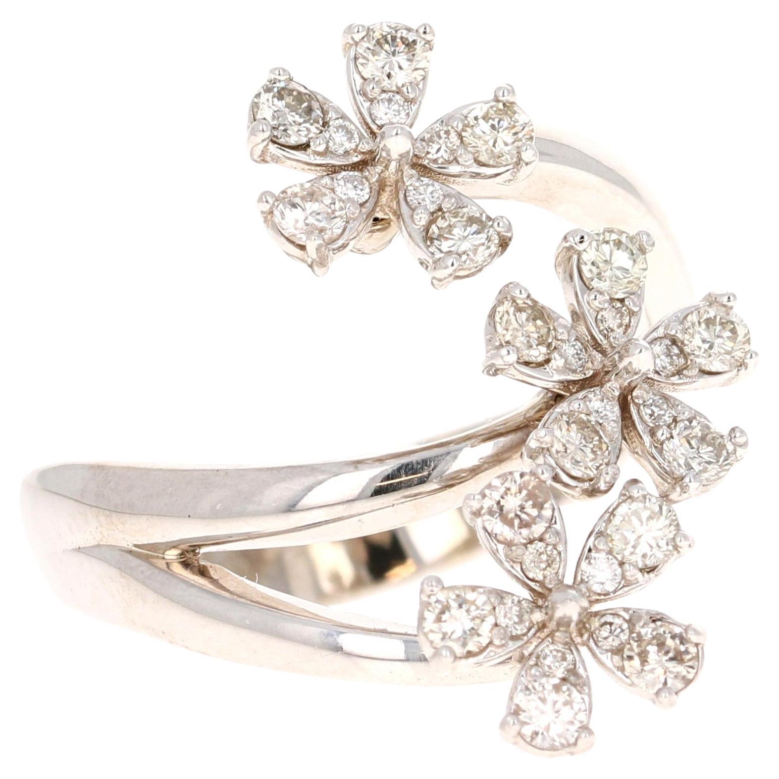 Anillo moderno contemporáneo de oro blanco de 0,63 quilates con una flor de diamantes naturales