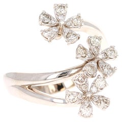 Anello moderno e contemporaneo con fiore di diamante naturale da 0,63 carati in oro bianco