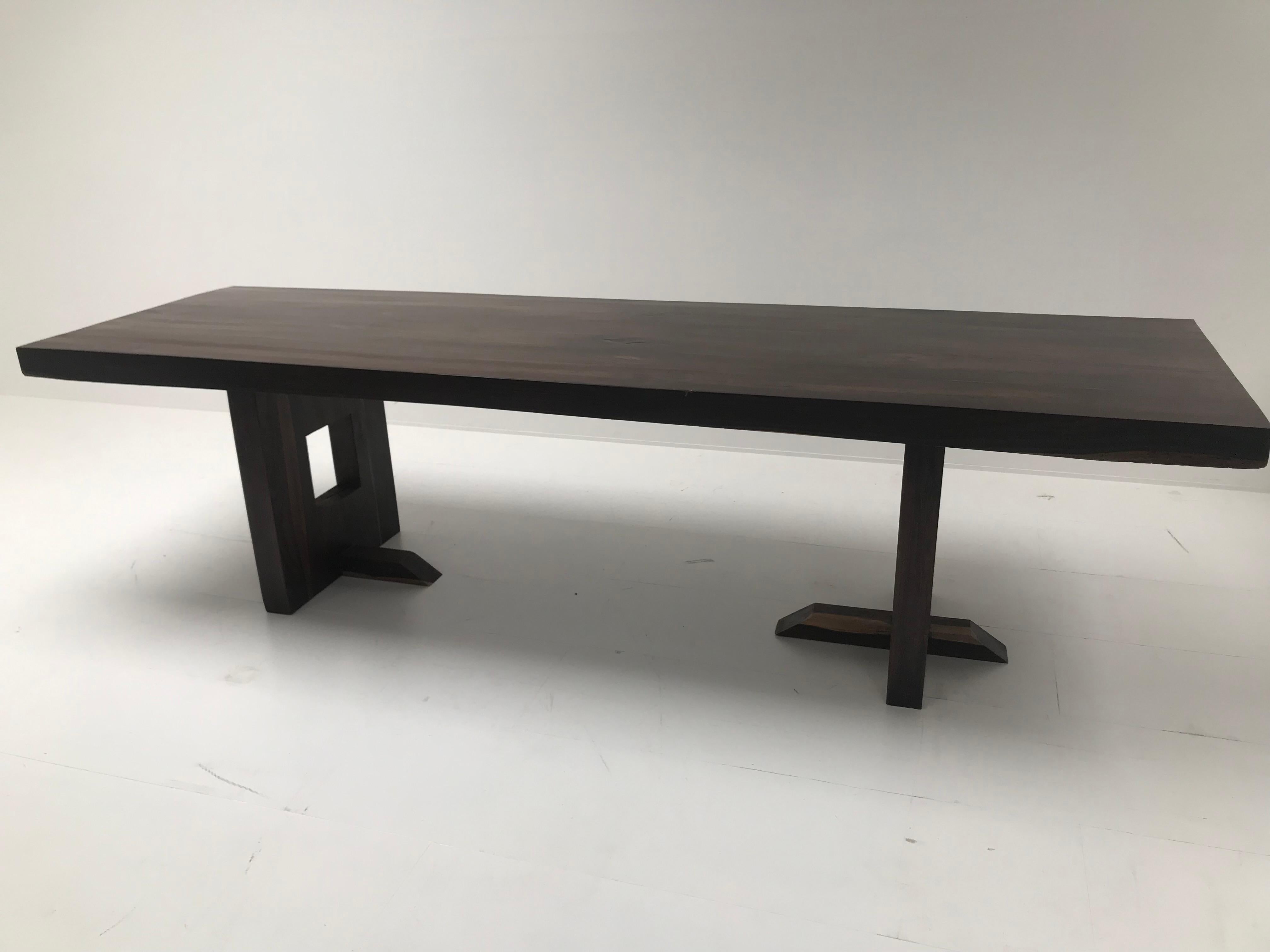 Moderner, zeitgenössischer rechteckiger Tisch (Patiniert) im Angebot
