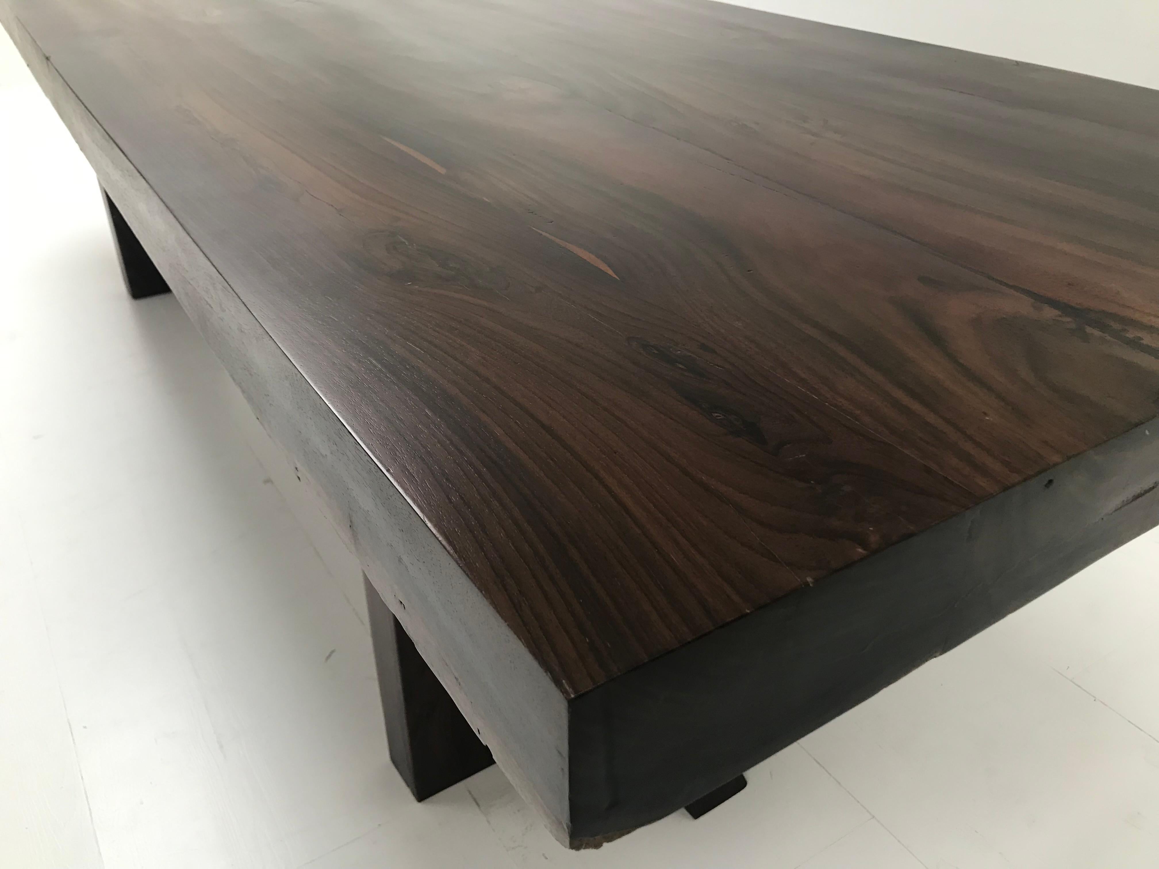 Moderner, zeitgenössischer rechteckiger Tisch (Holz) im Angebot