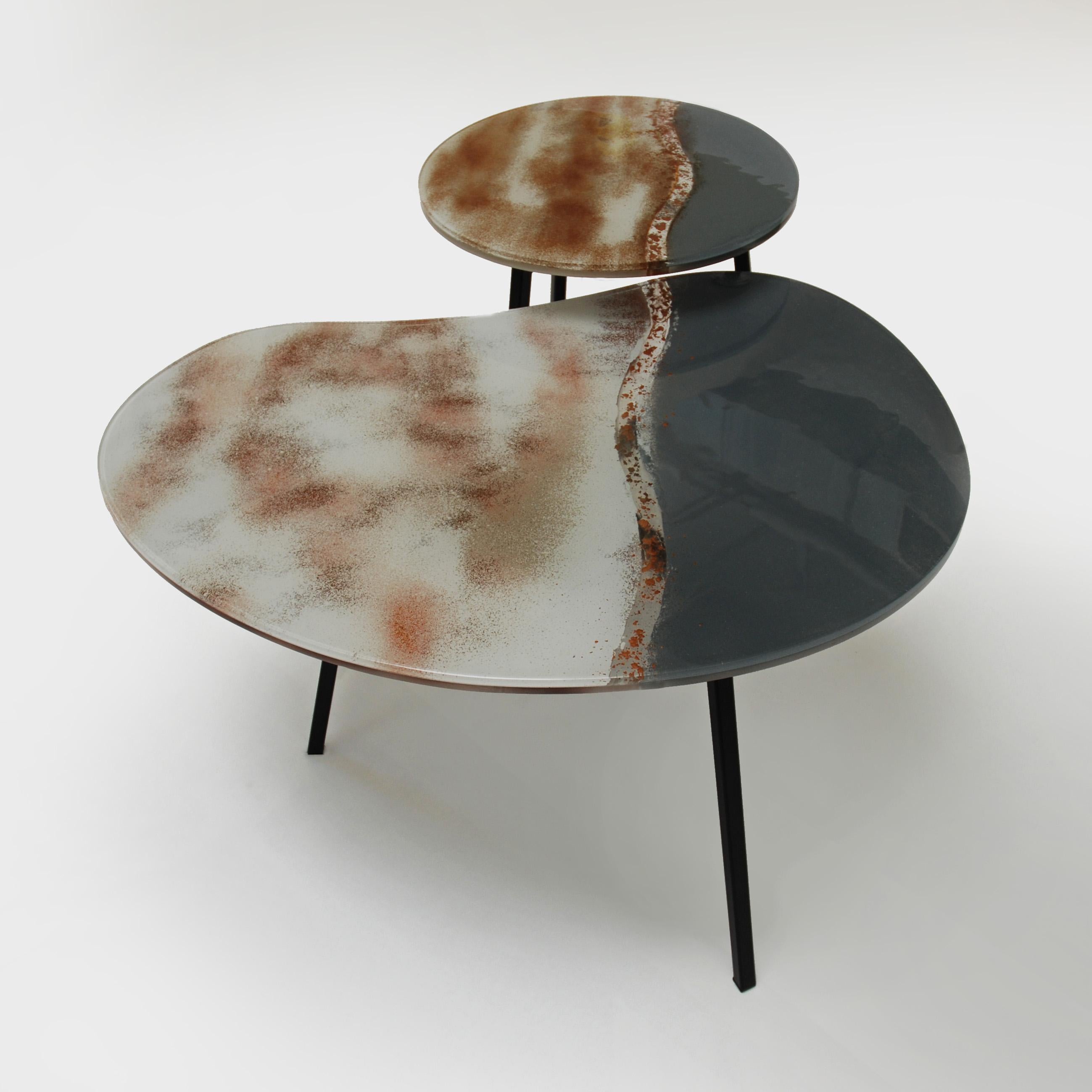 Contemporary and modern round coffee tables desert sand with Murano kind handmade glass colored using metal oxides in white, brown, grey and liquid metal in gold color. Limited collection signed by Edith Baranska showed for the first time in Milan