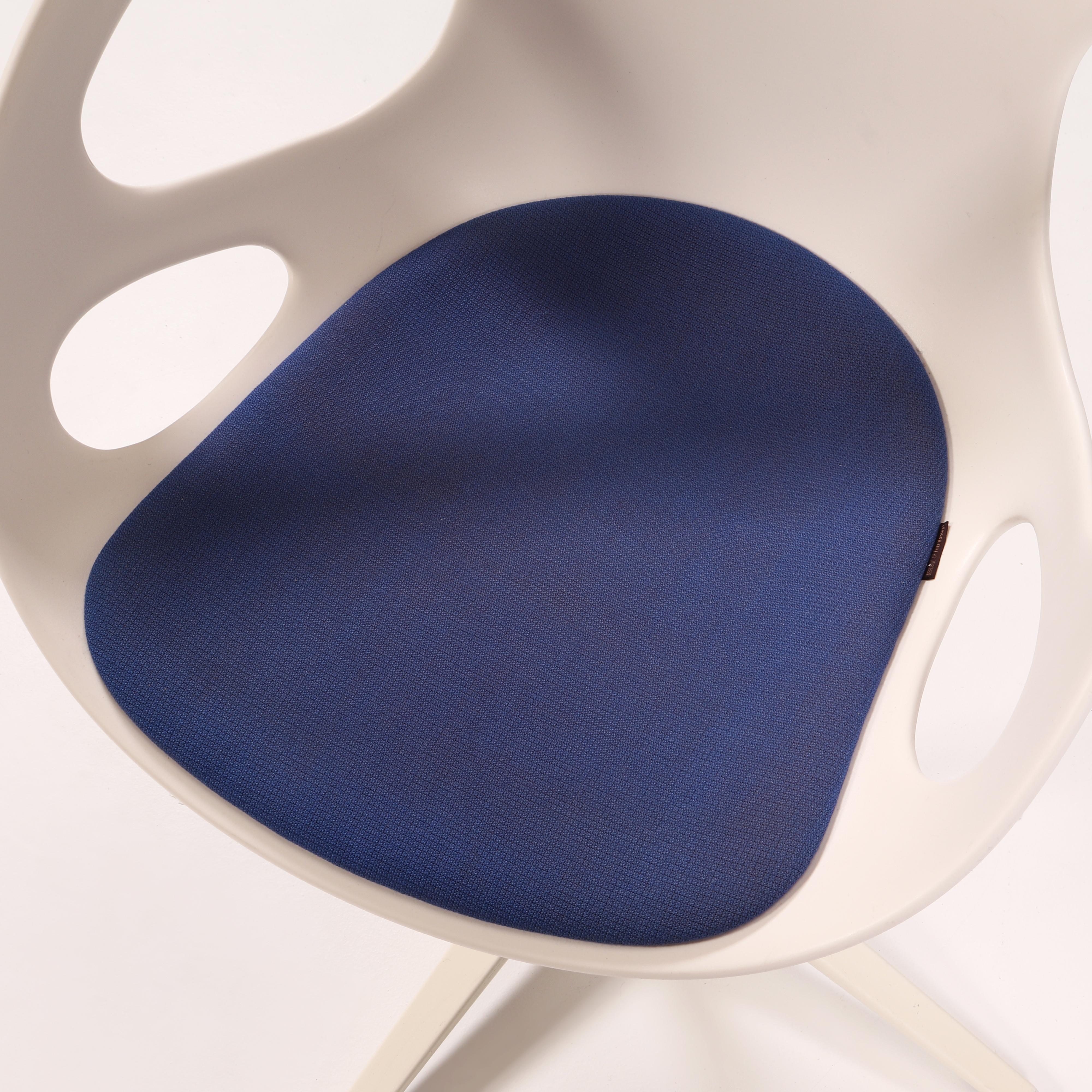 Laminate Modern Contemporary Round White Table by Fritz Hansen A622