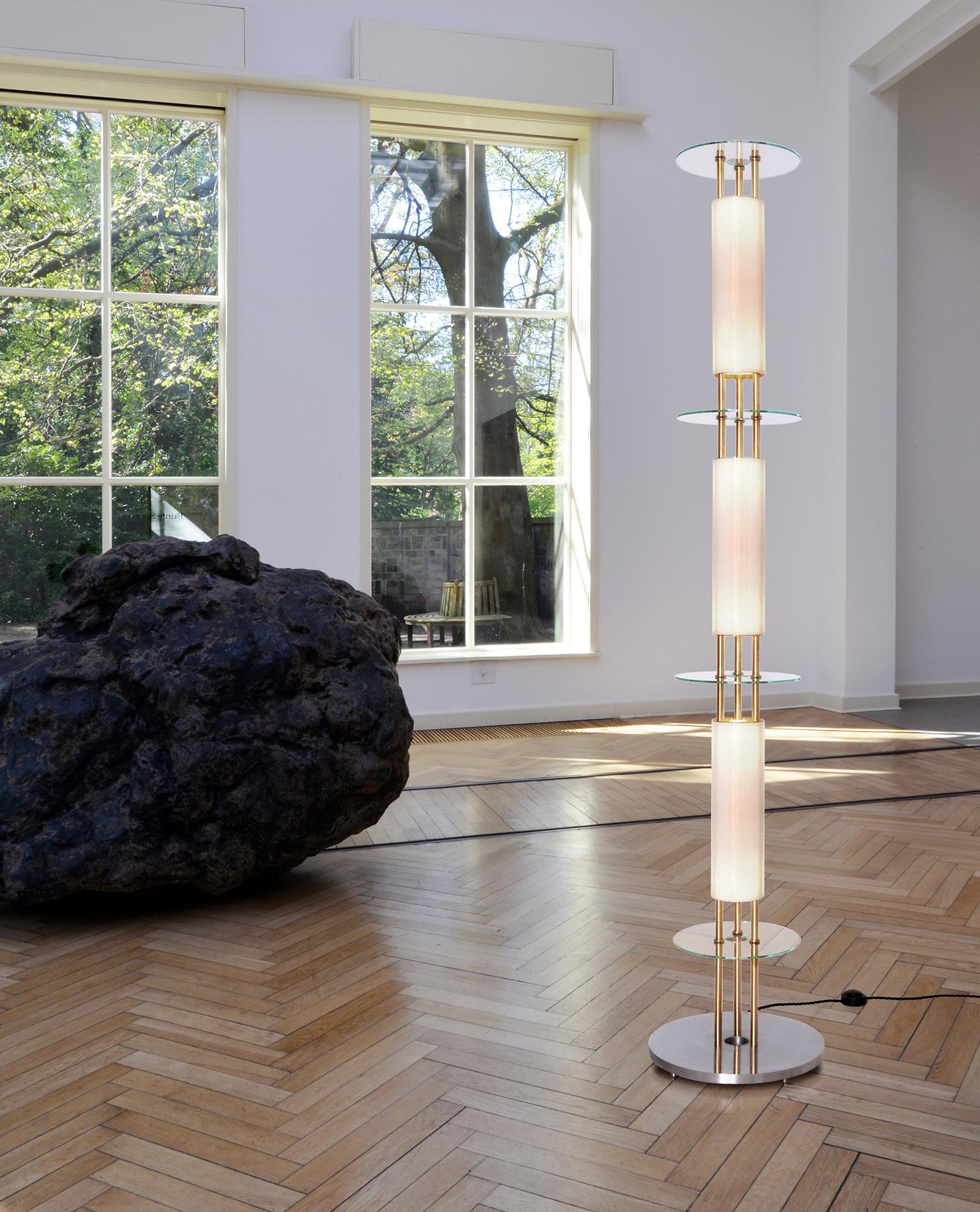 Moderne Lampadaire sculptural moderne et contemporain, laiton, cylindres en verre opale, sur mesure en vente
