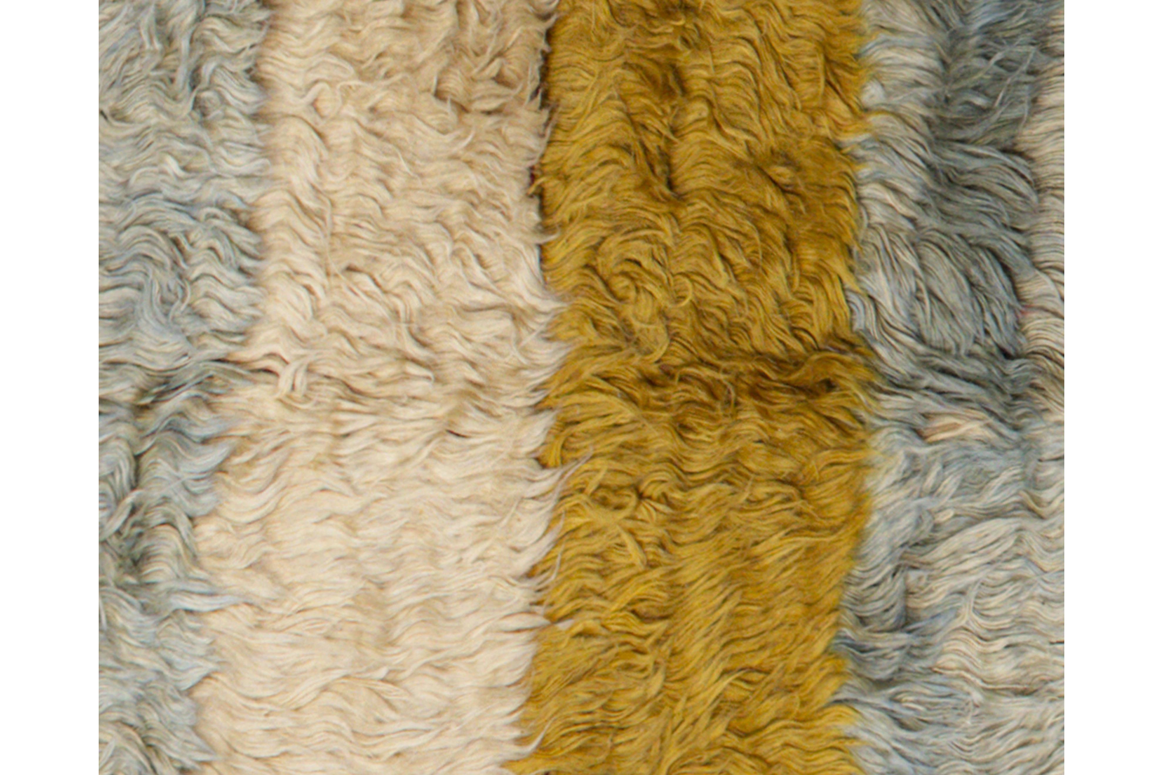 Moderner / Zeitgenössischer gestreifter Wollteppich, 4 ft × 5 ft, Senf und Blau im Angebot 2