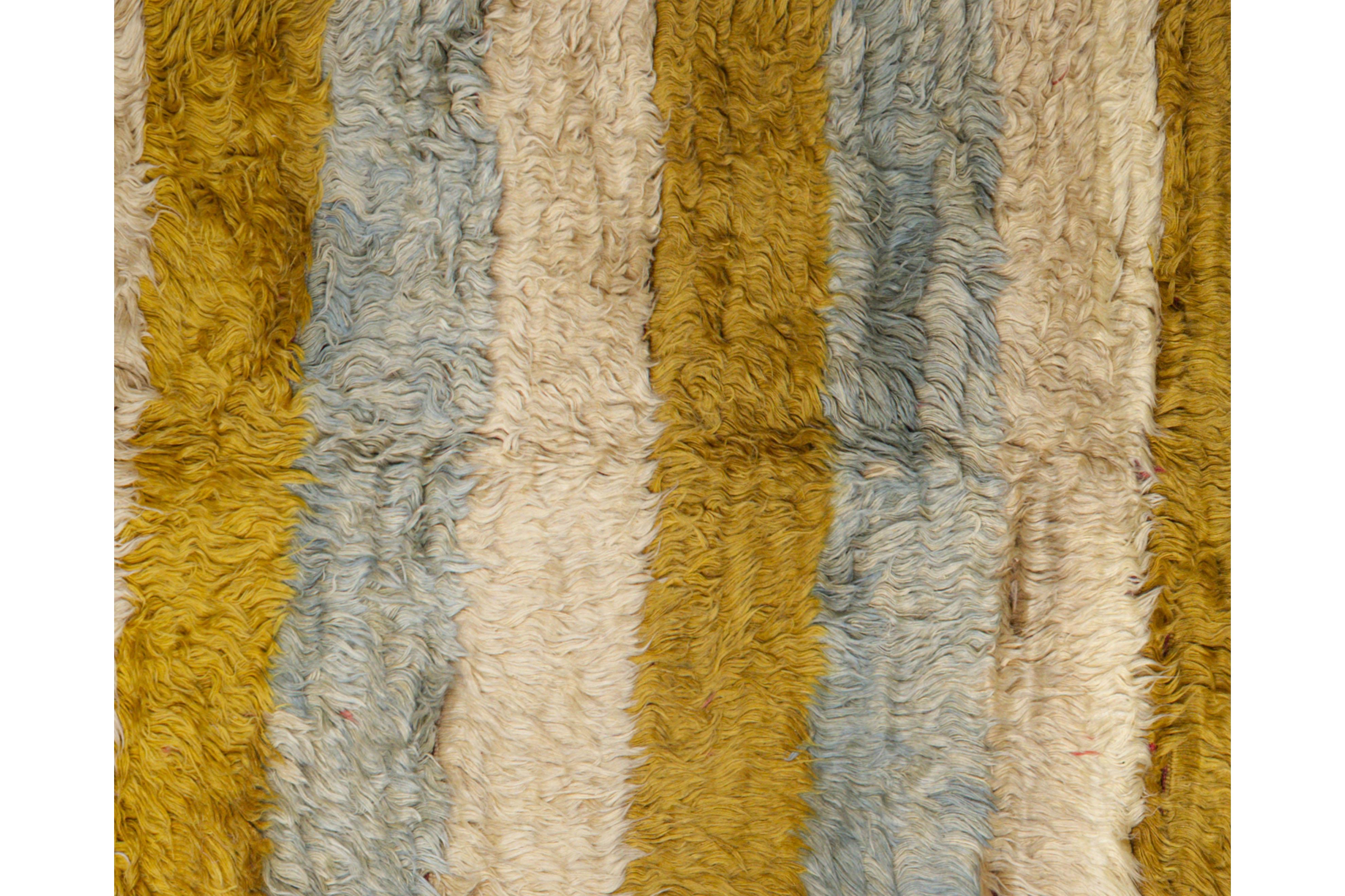 Moderner / Zeitgenössischer gestreifter Wollteppich, 4 ft × 5 ft, Senf und Blau im Angebot 3