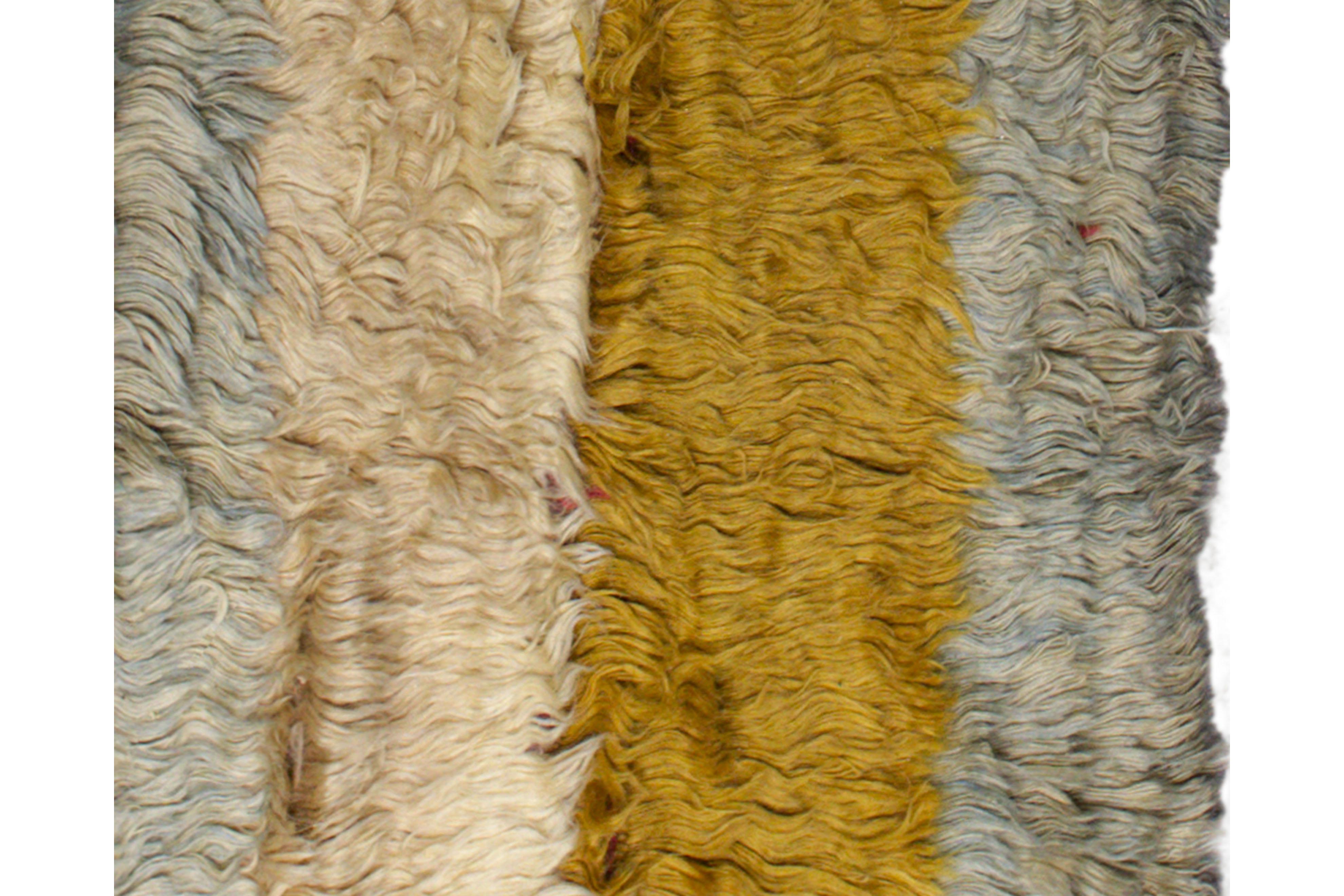 Moderner / Zeitgenössischer gestreifter Wollteppich, 4 ft × 5 ft, Senf und Blau (Nordafrikanisch) im Angebot