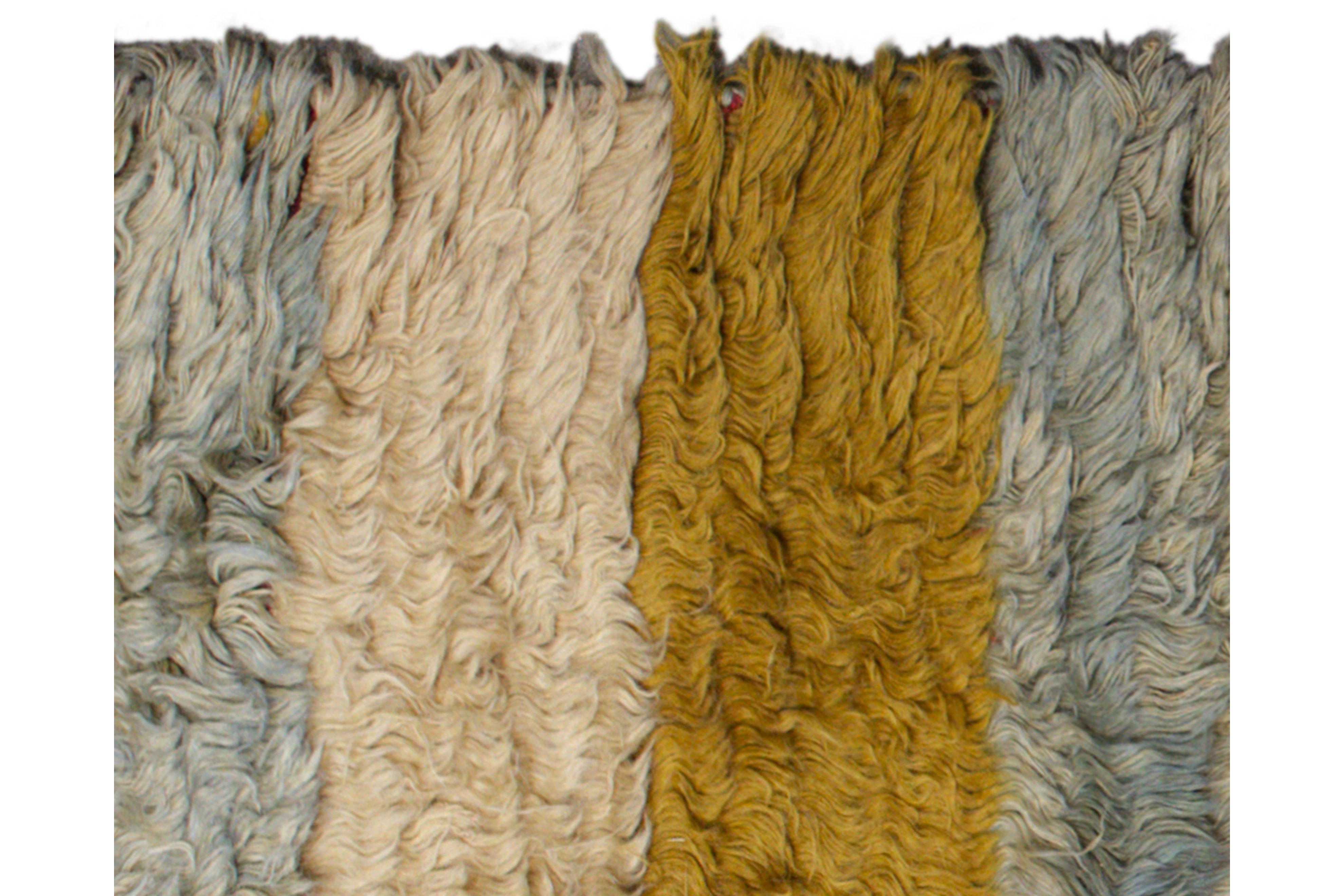 Moderner / Zeitgenössischer gestreifter Wollteppich, 4 ft × 5 ft, Senf und Blau (Handgewebt) im Angebot