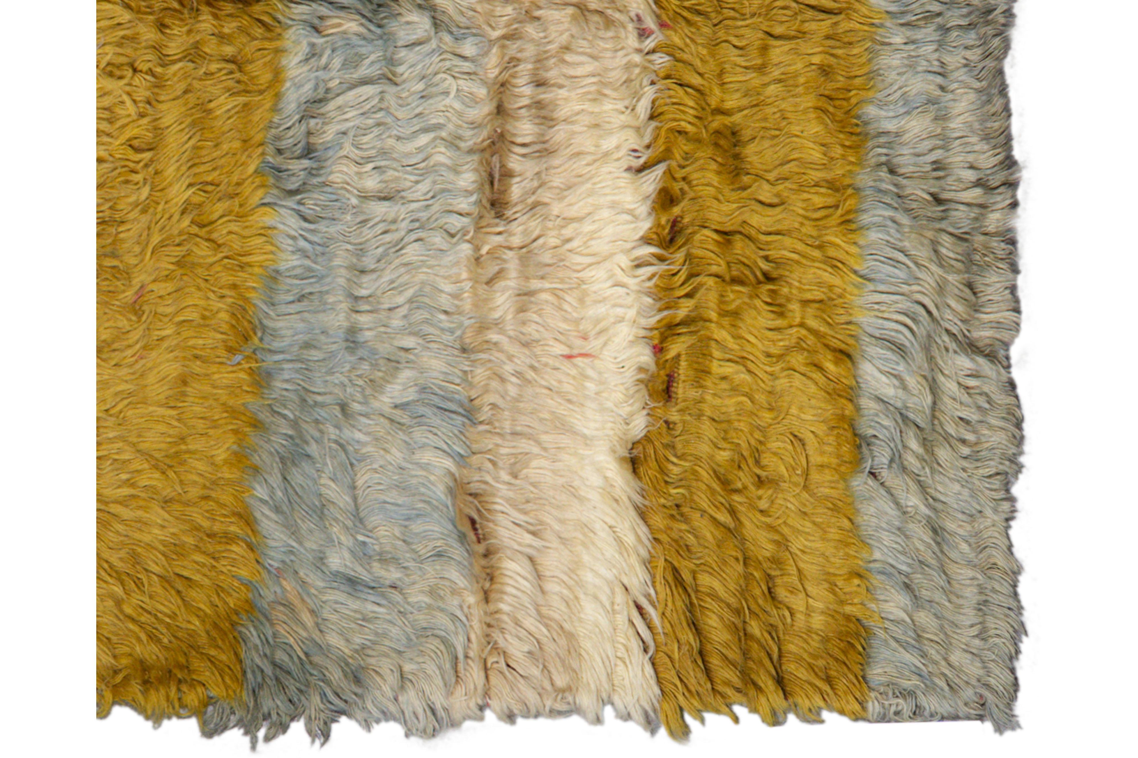 Moderner / Zeitgenössischer gestreifter Wollteppich, 4 ft × 5 ft, Senf und Blau im Zustand „Hervorragend“ im Angebot in Dallas, TX