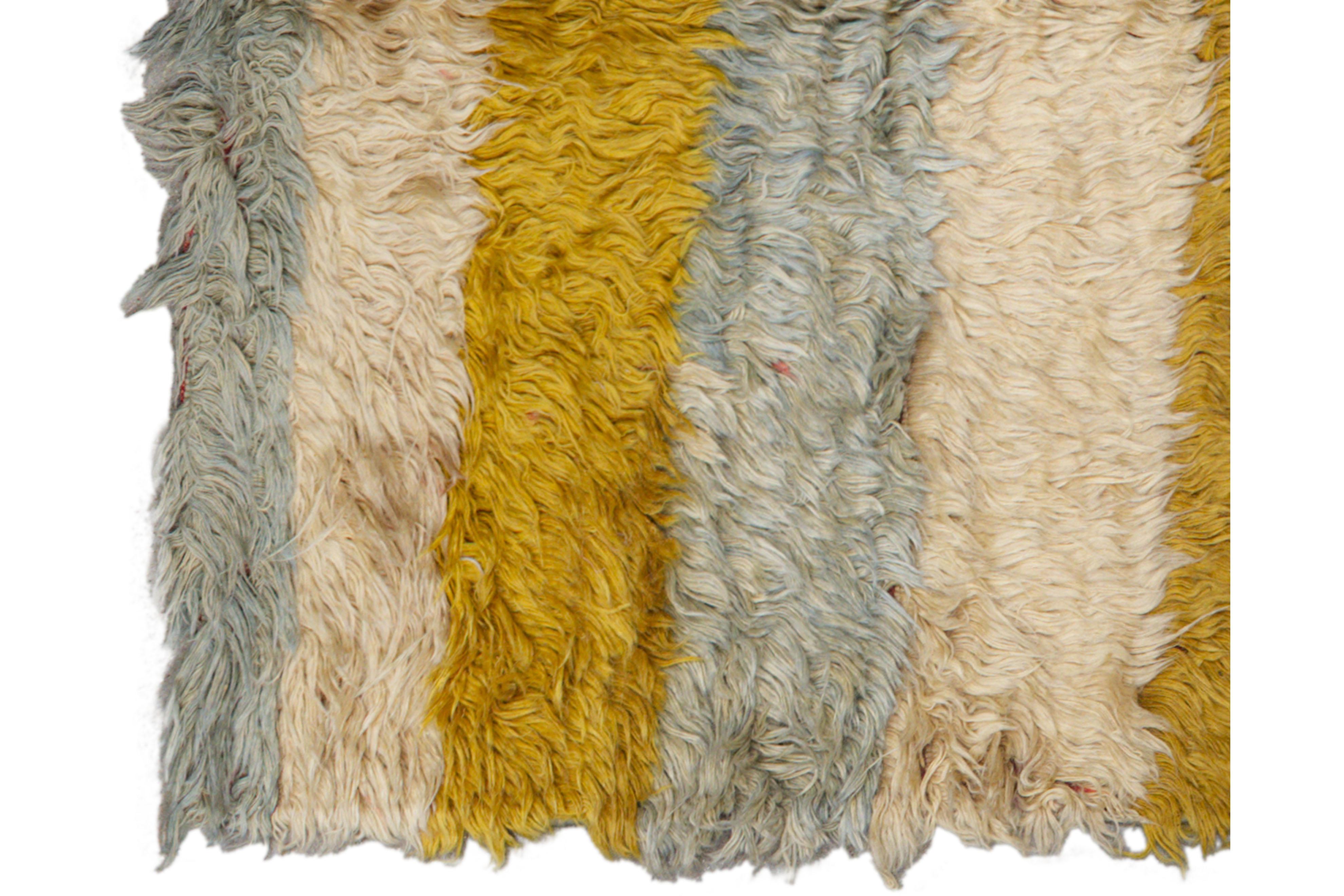 Moderner / Zeitgenössischer gestreifter Wollteppich, 4 ft × 5 ft, Senf und Blau (Ende des 20. Jahrhunderts) im Angebot