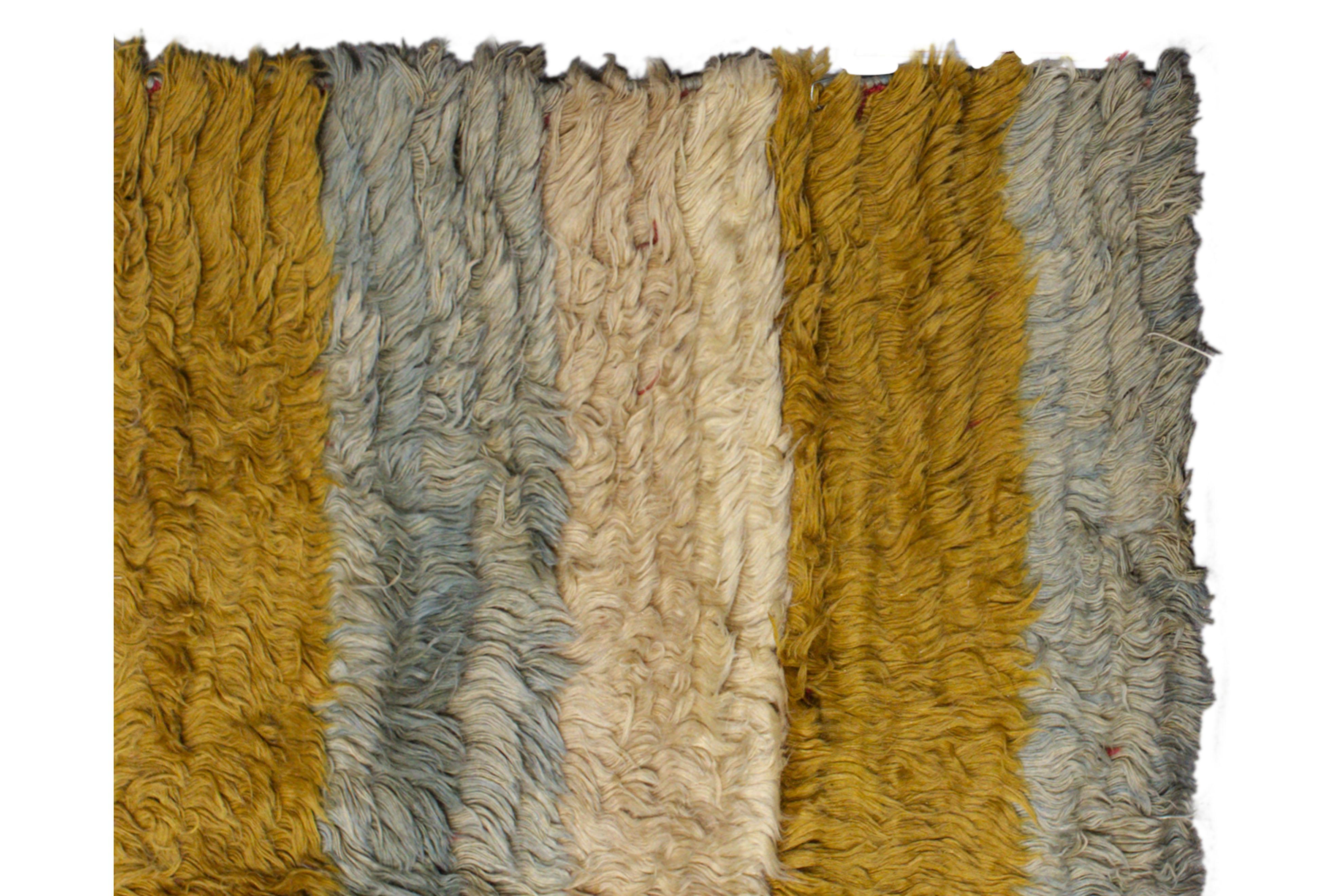 Moderner / Zeitgenössischer gestreifter Wollteppich, 4 ft × 5 ft, Senf und Blau (Wolle) im Angebot