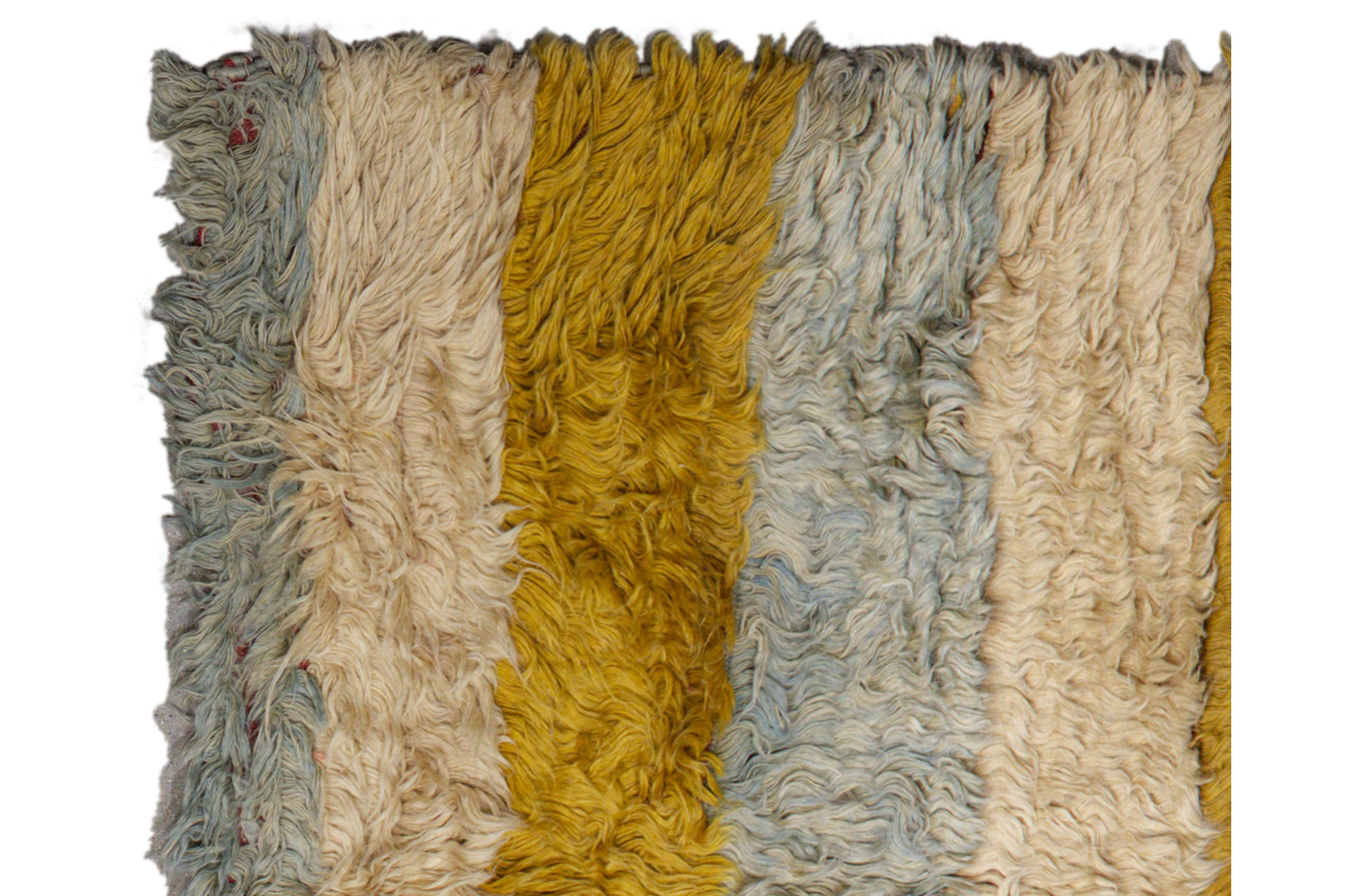 Moderner / Zeitgenössischer gestreifter Wollteppich, 4 ft × 5 ft, Senf und Blau im Angebot 1