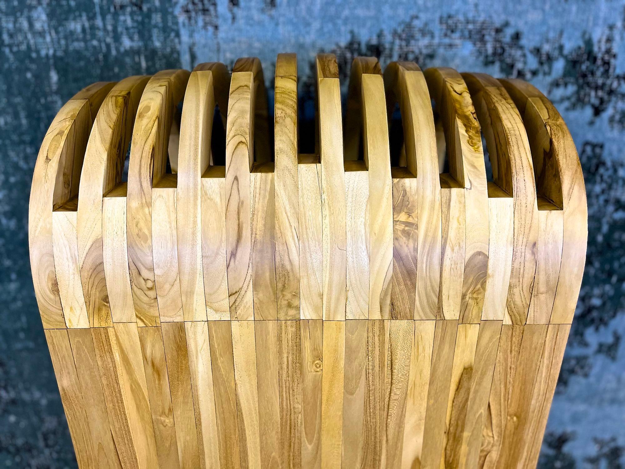 Table basse/canapé moderne et contemporaine en bois de teck, ajourée, 2024. en vente 2