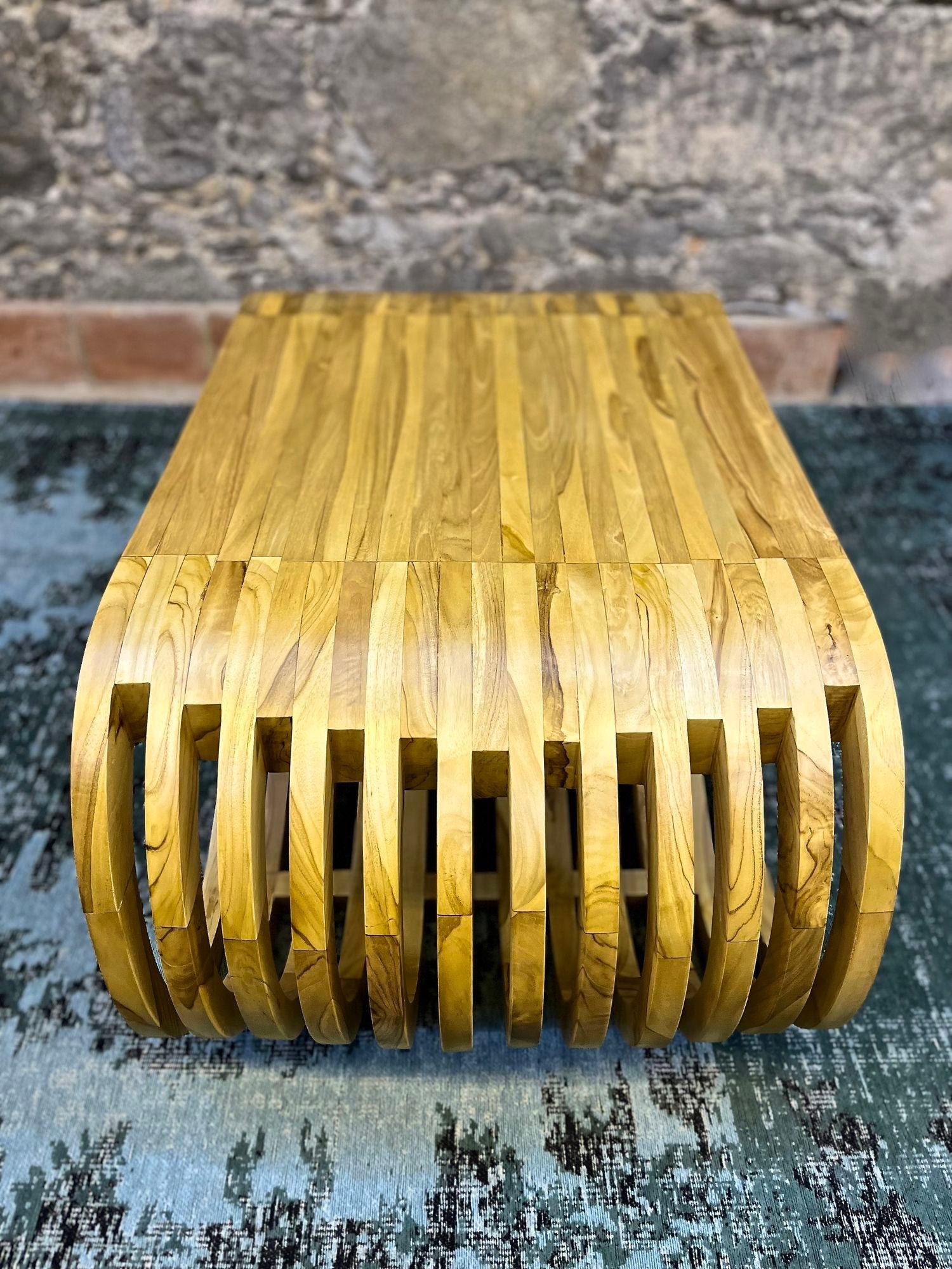 Table basse/canapé moderne et contemporaine en bois de teck, ajourée, 2024. Neuf - En vente à Lichtenberg, AT