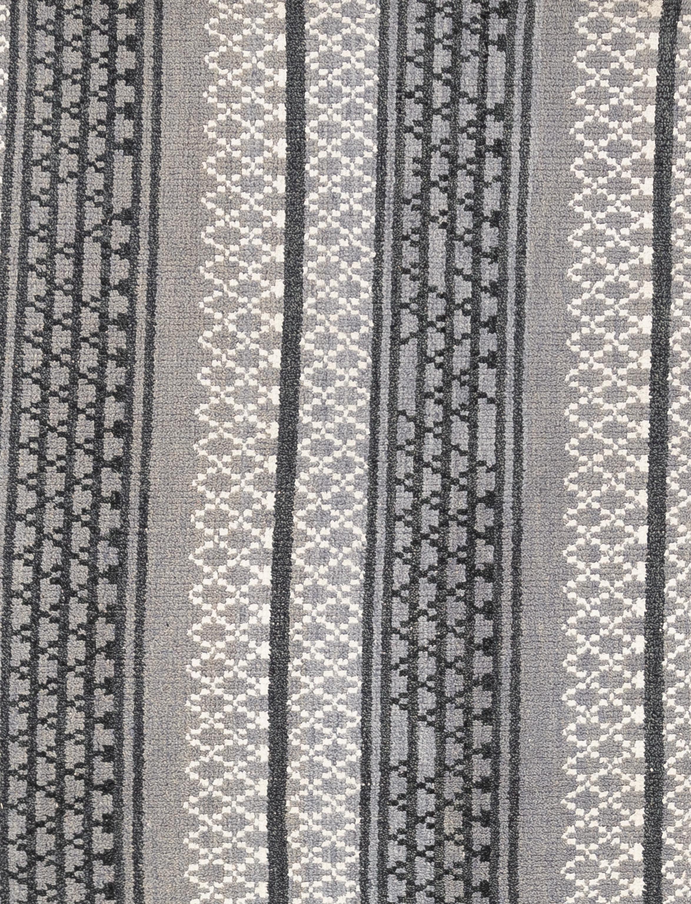 Dieses wunderschöne, handgewebte Tuch aus 100 % reiner, handgesponnener Wolle zeigt ein durchgehendes, geometrisches Stammesmuster in einer klaren Palette aus Grau, Elfenbein und Tiefblau. 

Größe - 8'2