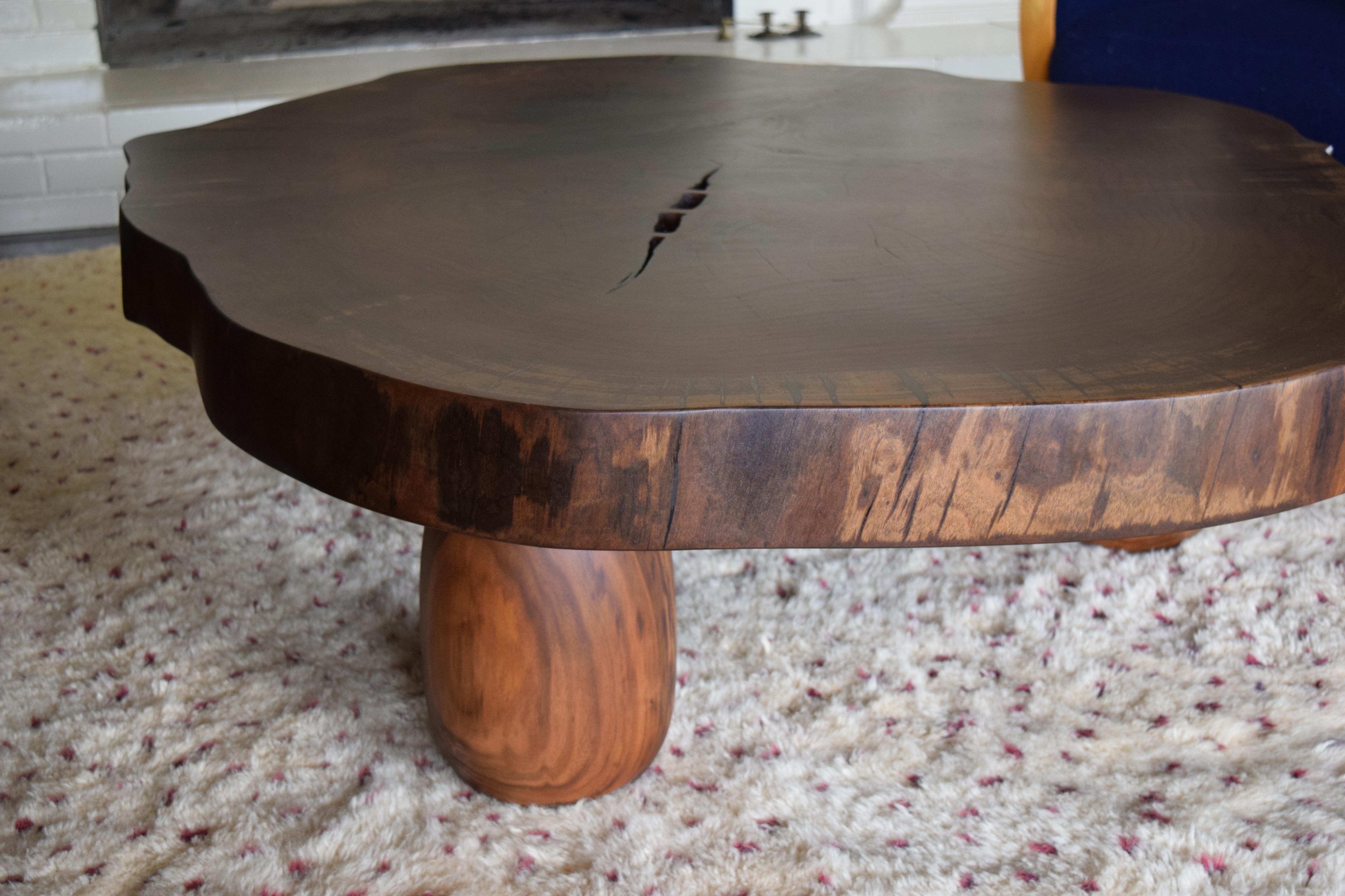 Moderner Couchtisch mit großen gedrechselten Beinen und Schmetterlingen aus Wengé im Zustand „Neu“ im Angebot in Mendocino, CA