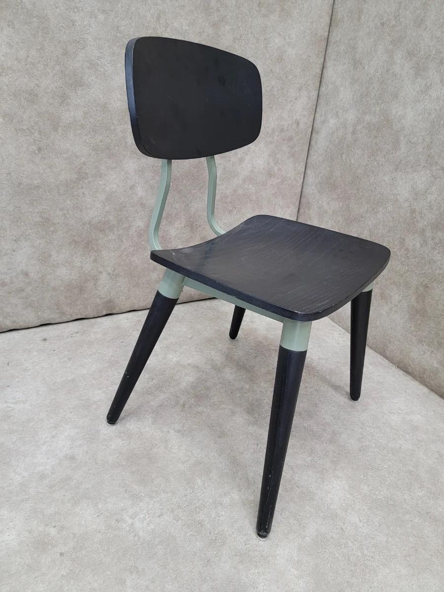 Silla auxiliar Copine de estilo moderno con asiento tapizado de Design Form Furnishings 

Estructura de acero con asiento tapizado, respaldo chapado en madera y patas de madera maciza

***La silla negra se vende por separado  

Siglo XXI