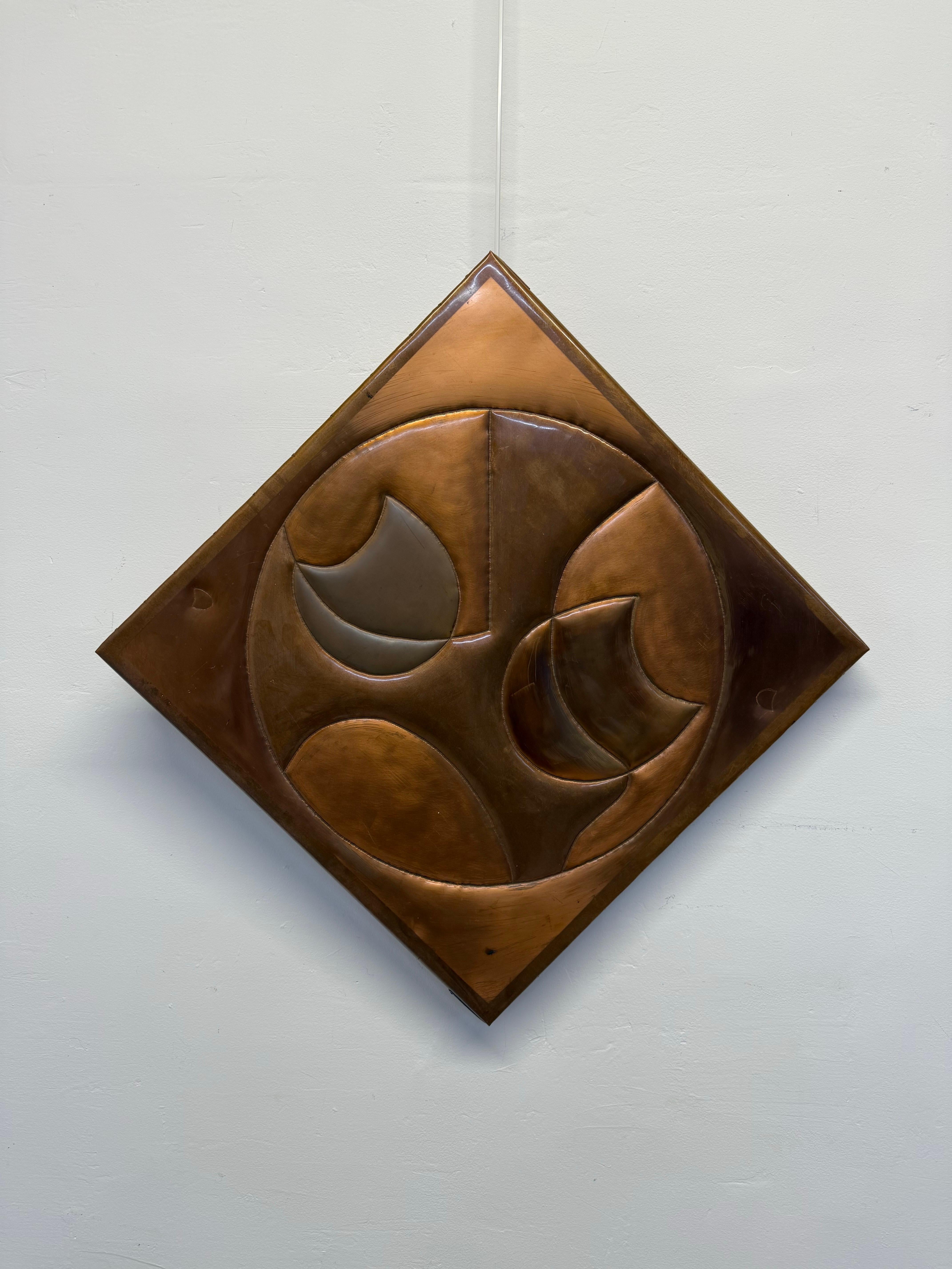 Sculpture murale abstraite en cuivre de 1977 signée par l'artiste.