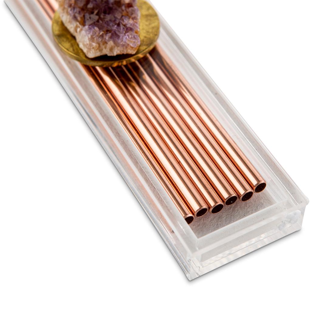 Ces pailles modernes en cuivre sont présentées dans une boîte en lucite décorée d'un cabochon en agate de quartz rose. 

Cet ensemble de pailles en cuivre unique et sur mesure fait partie de la collection d'ensembles de bar de luxe Dawa d'Egg